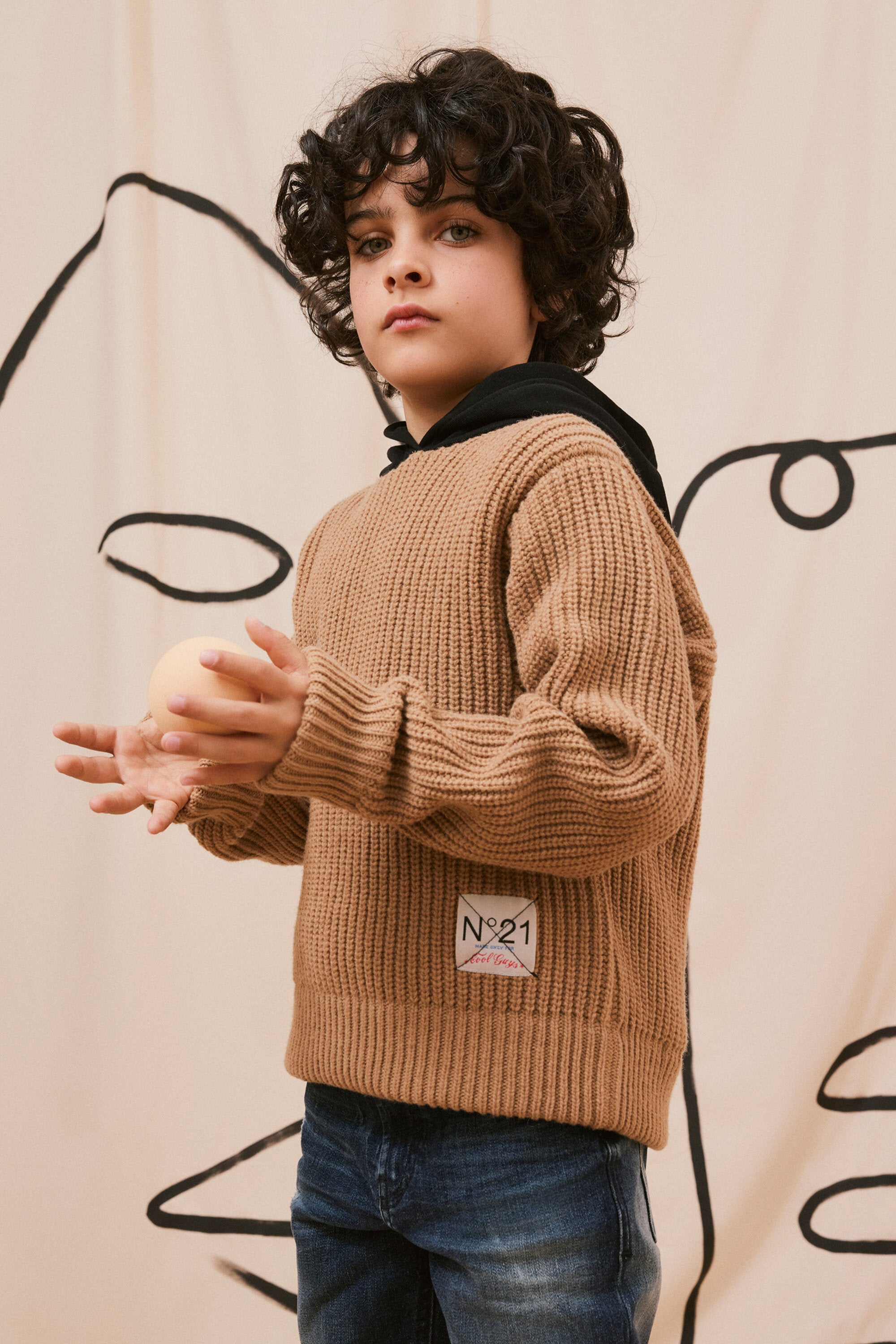 コントラストカラーのフード付きウール混セーター