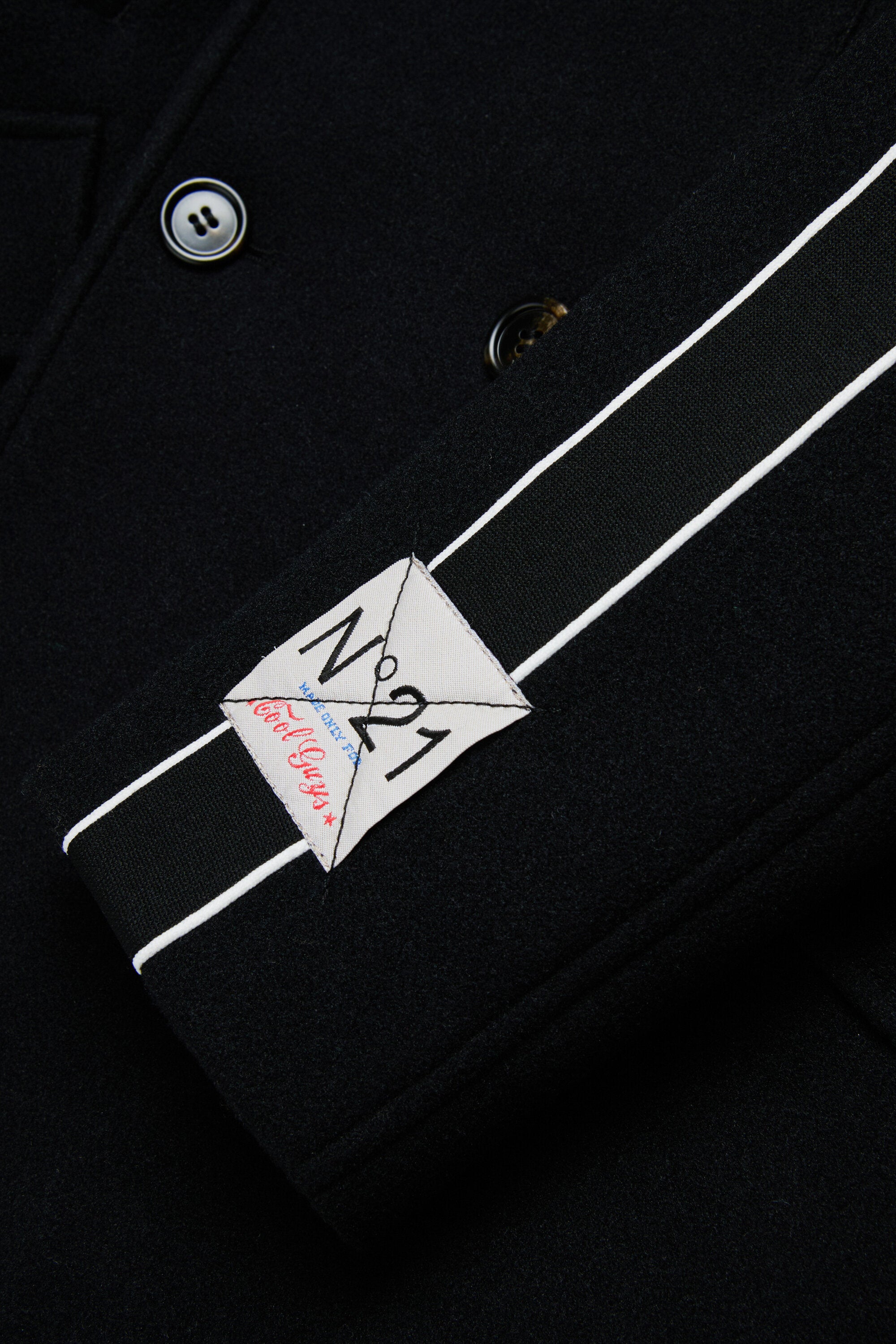 ダブルブレストのロング・ピーコート