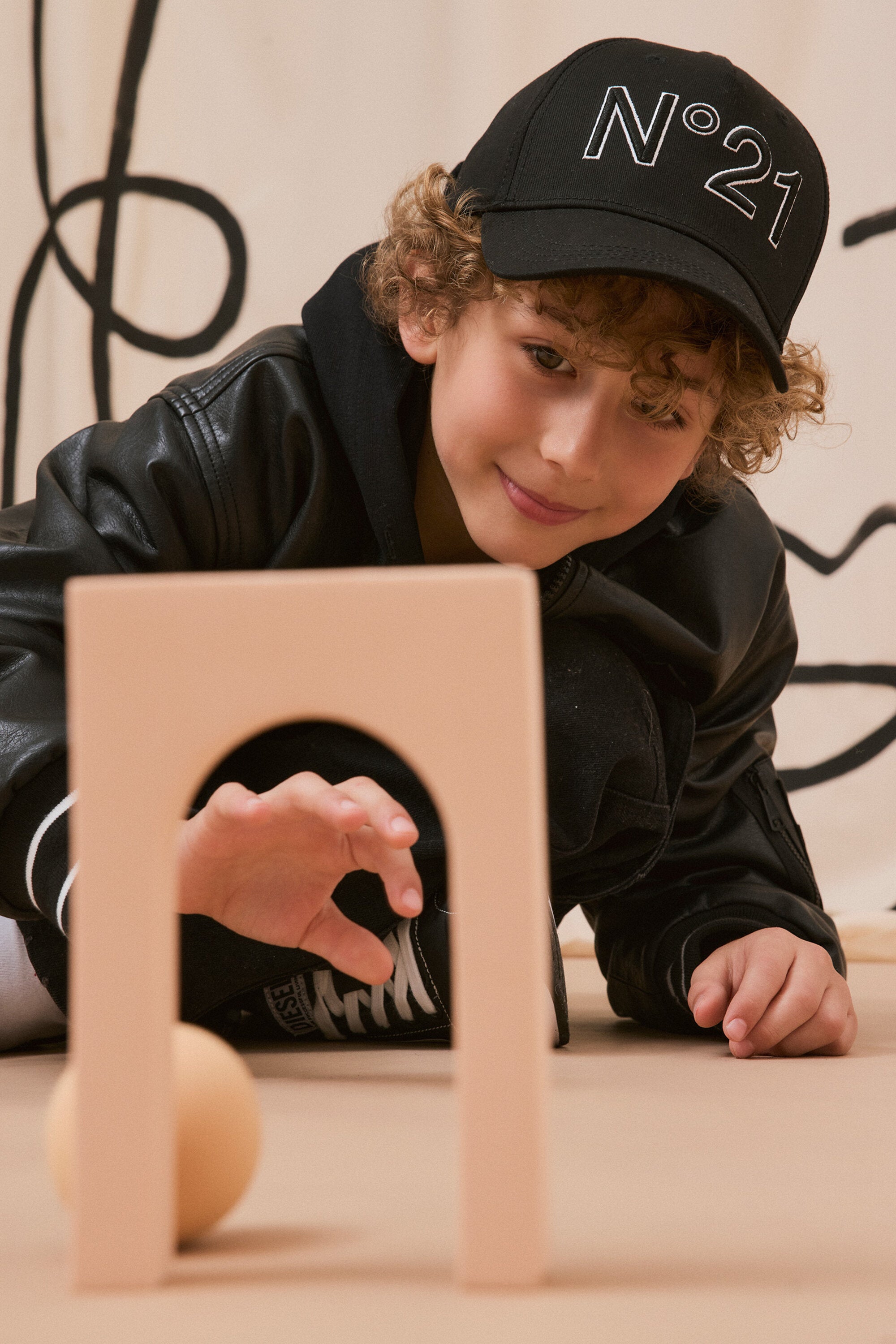 ブランドロゴ入りギャバジン製ベースボールキャップ