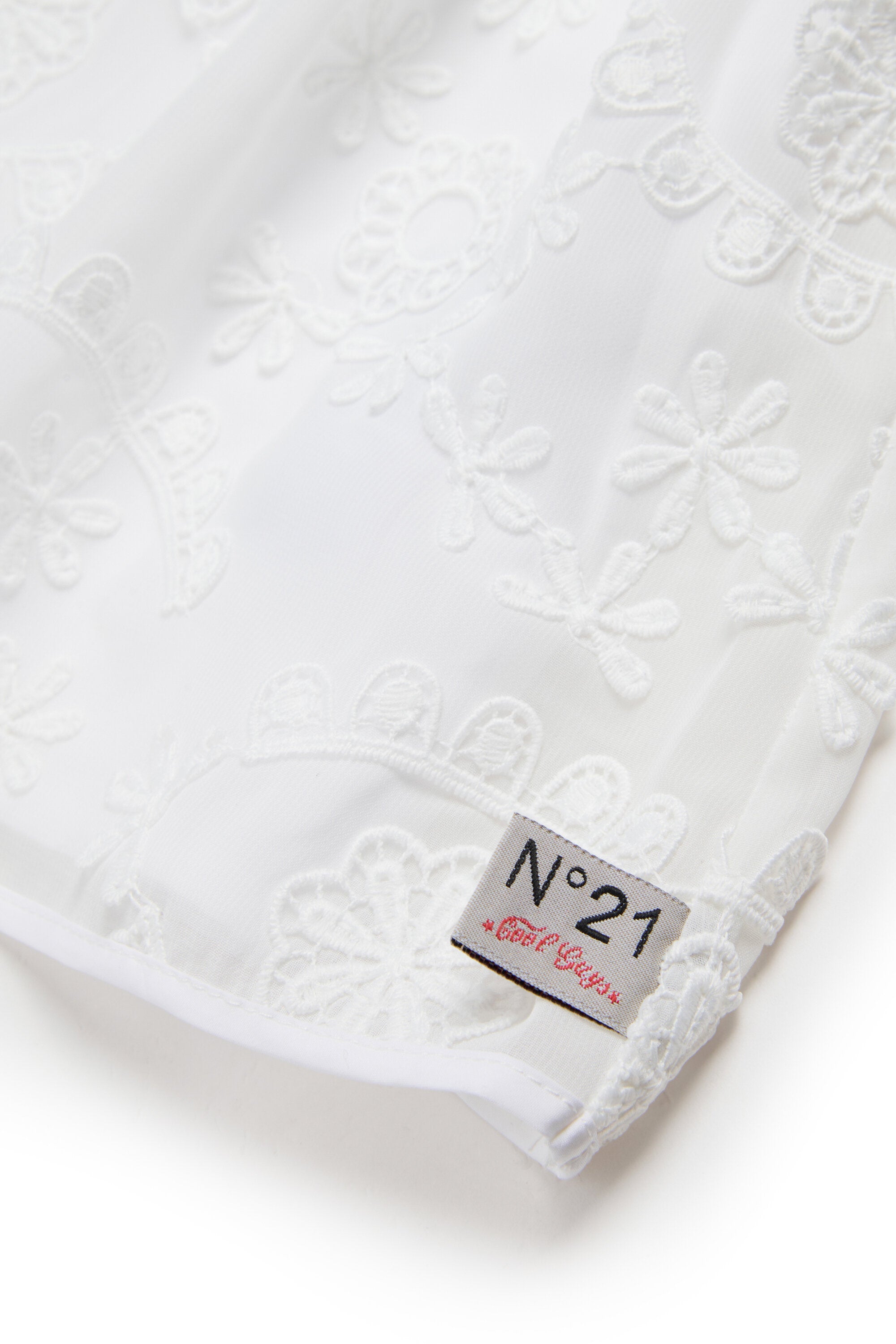 Sleeveless dress with embroidery