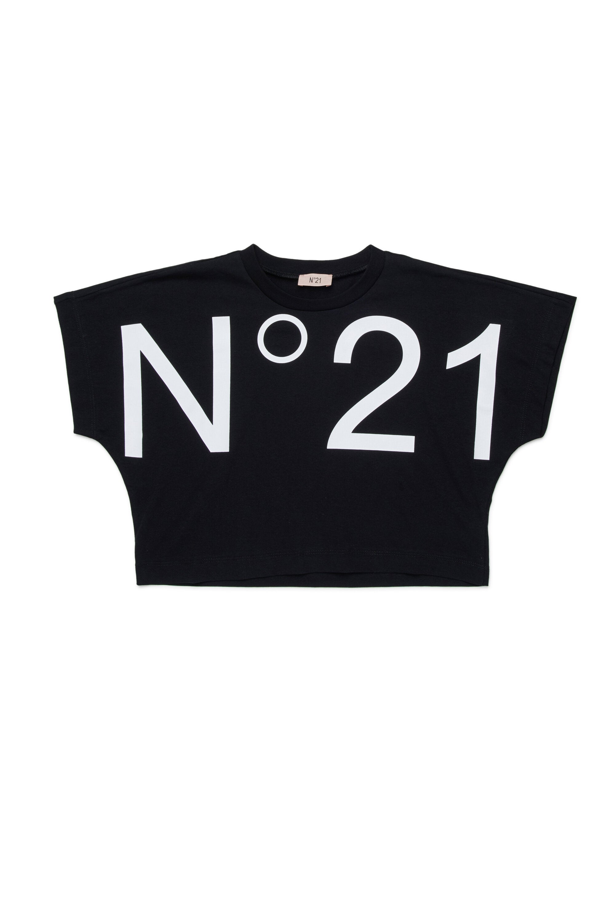 フロントにマキシロゴ入りTシャツ