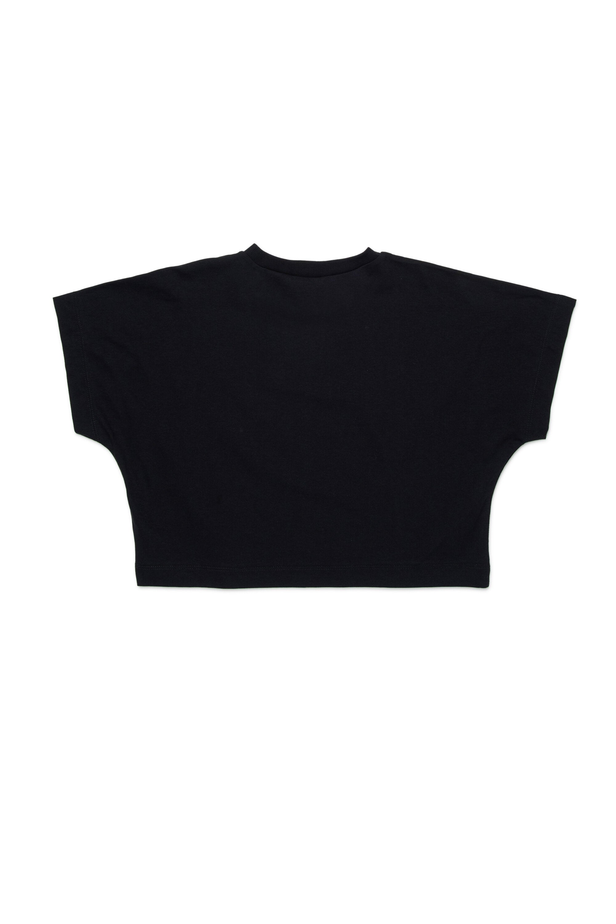フロントにマキシロゴ入りTシャツ