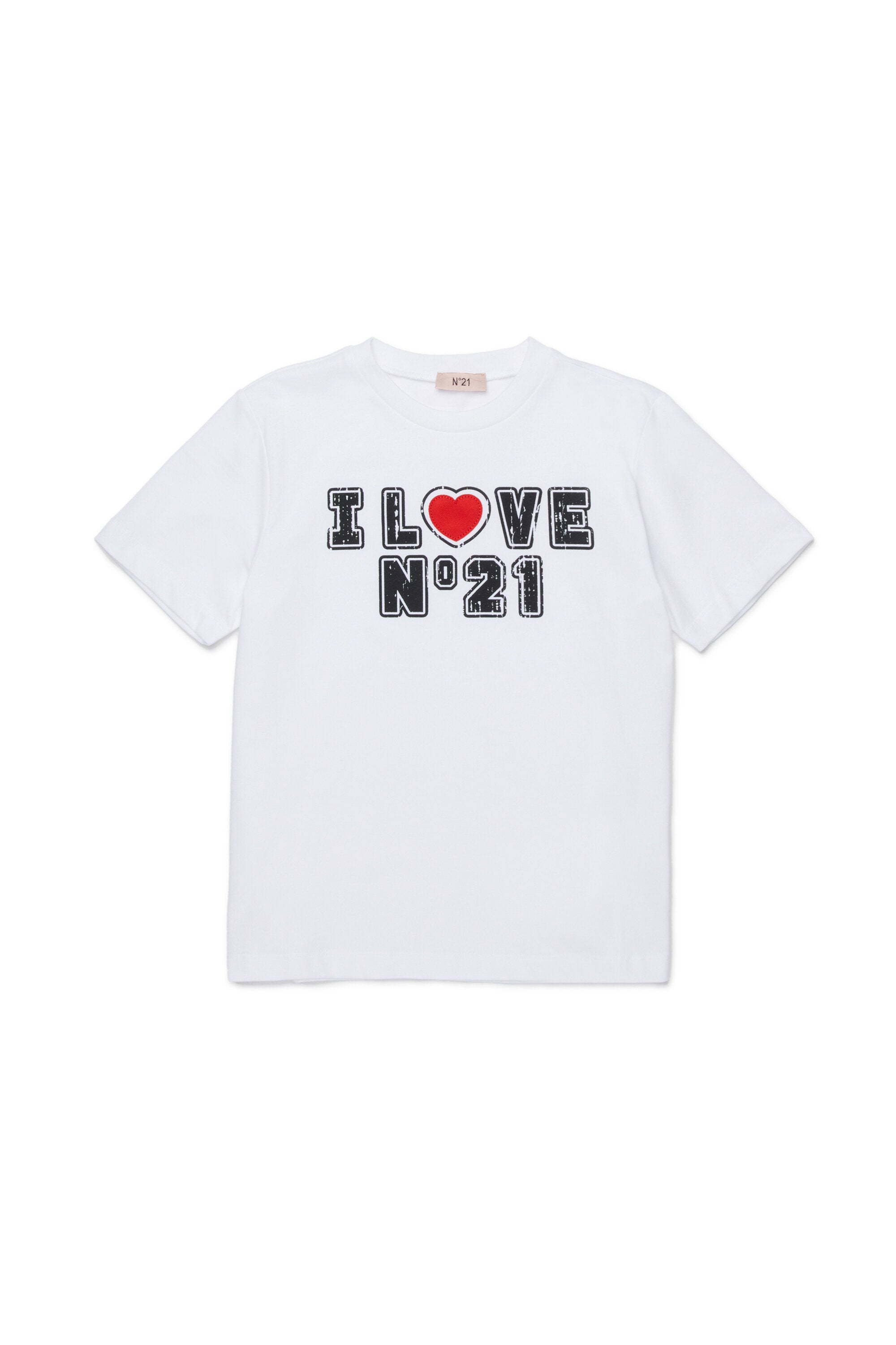 胸元にロゴ入りTシャツ