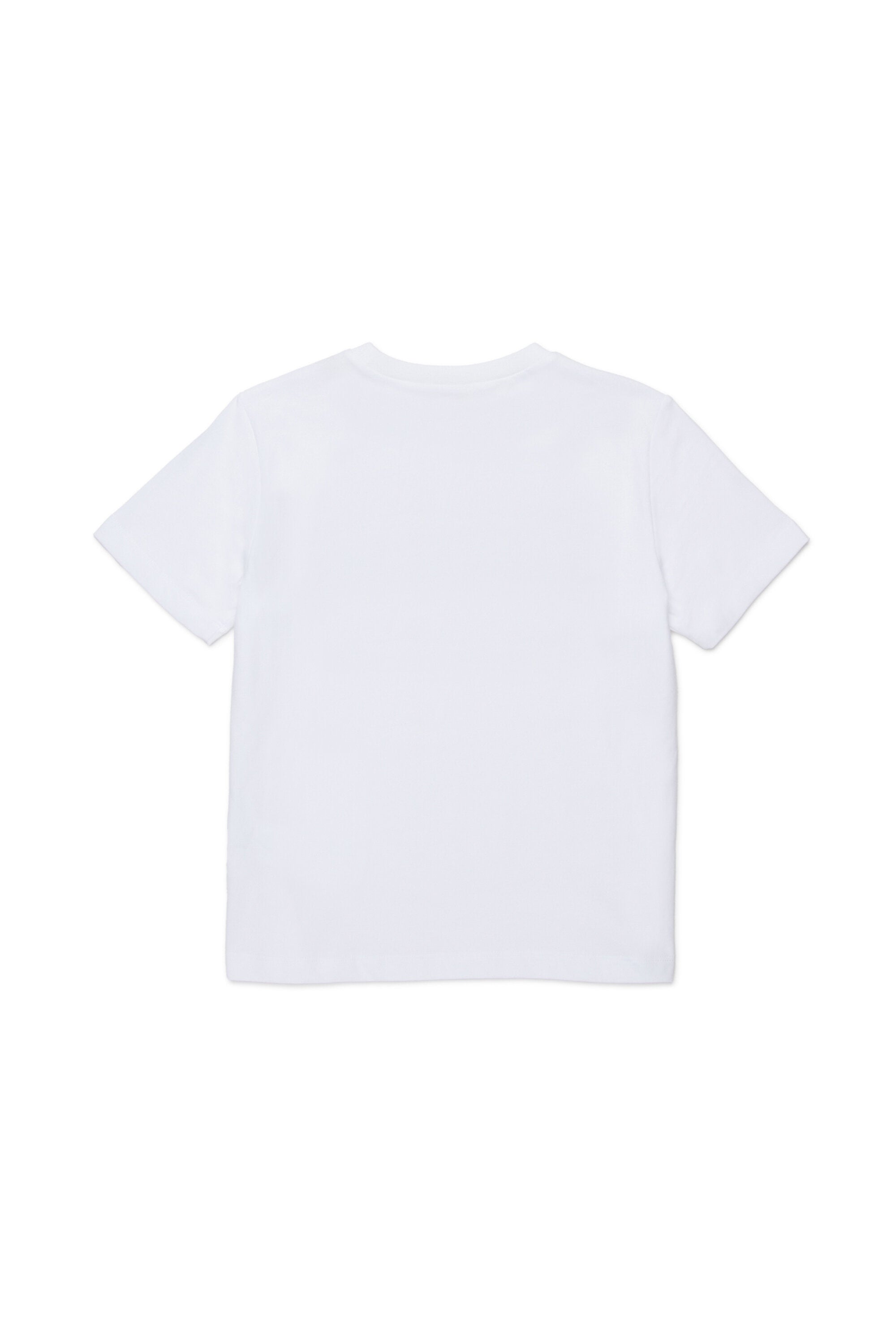 胸元にロゴ入りTシャツ