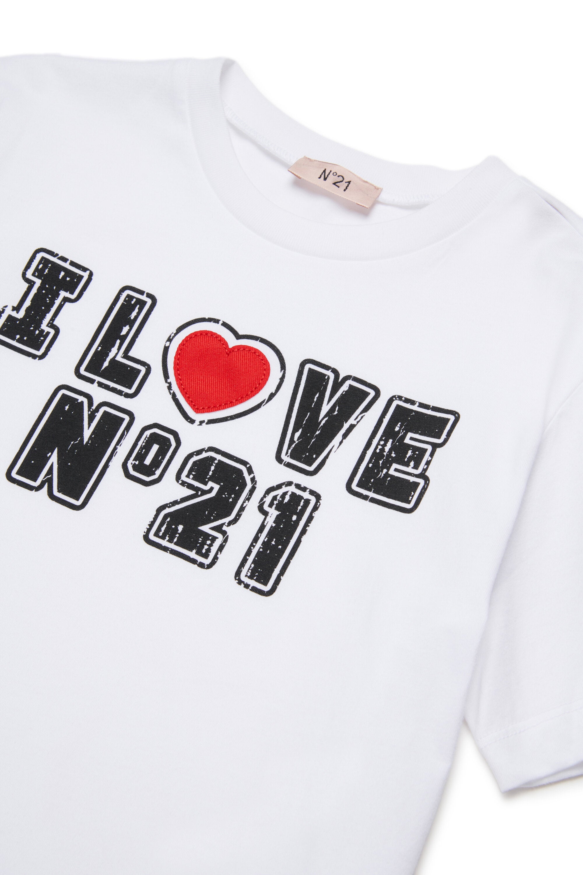 胸元にロゴ入りTシャツ