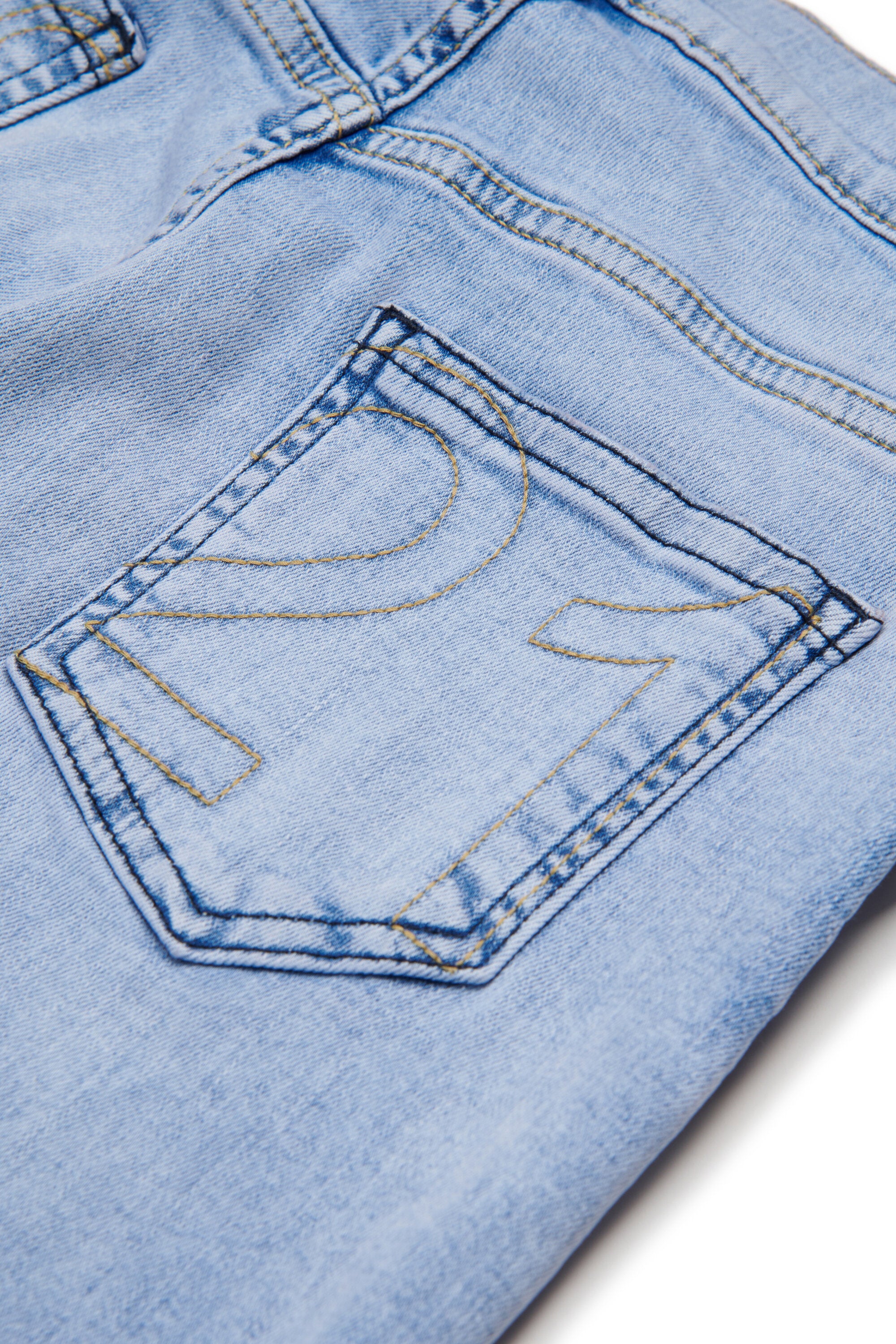 リラックスフィット ライトブルーウォッシュジーンズ