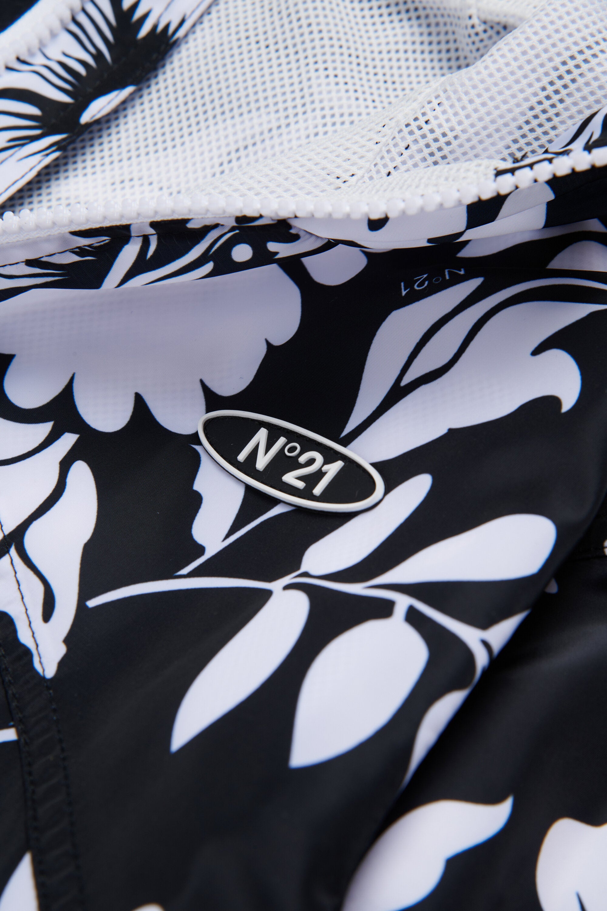 ロゴ入りウィンドブレーカー