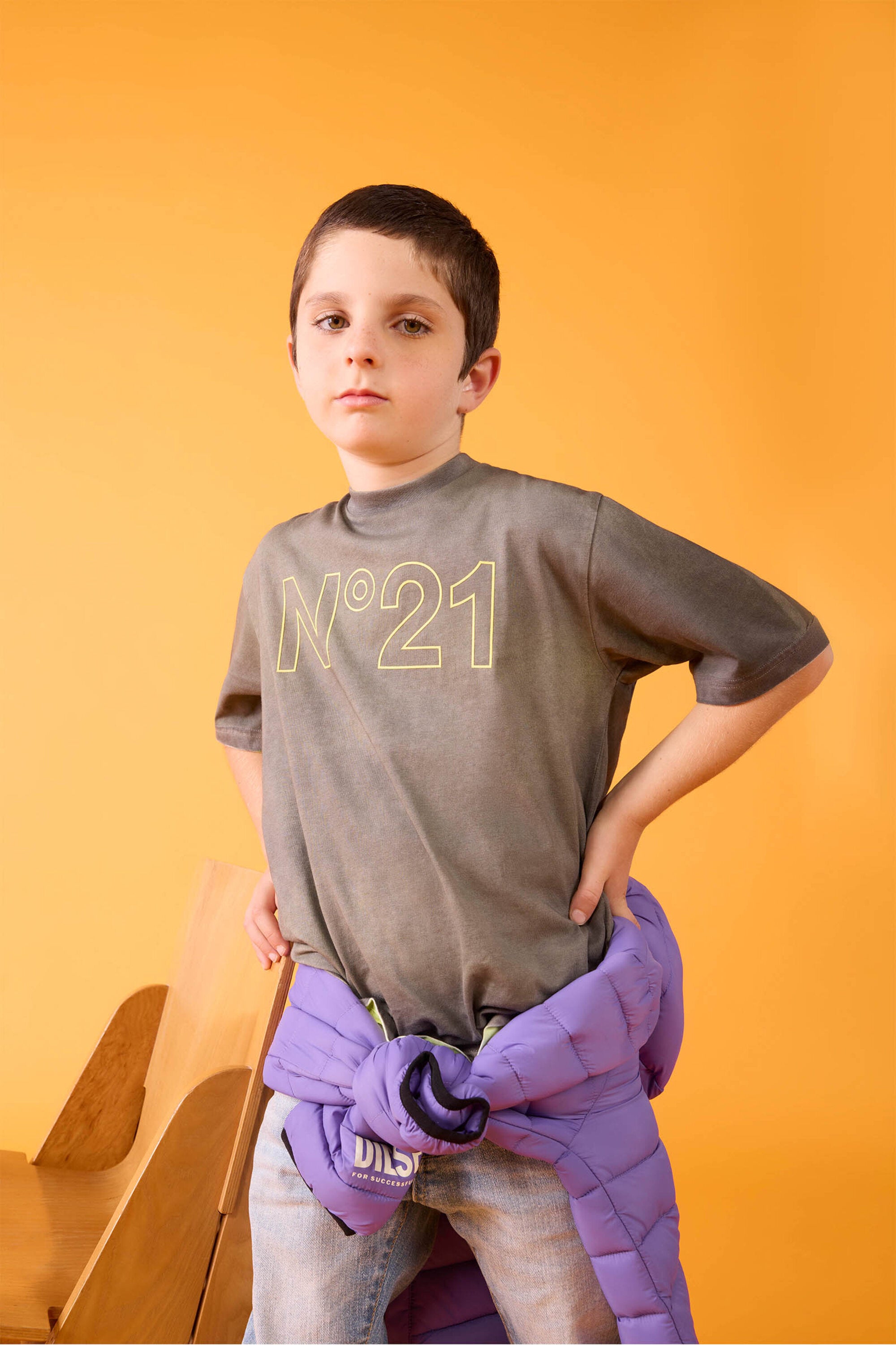 ヴィンテージ風ロゴ入りTシャツ