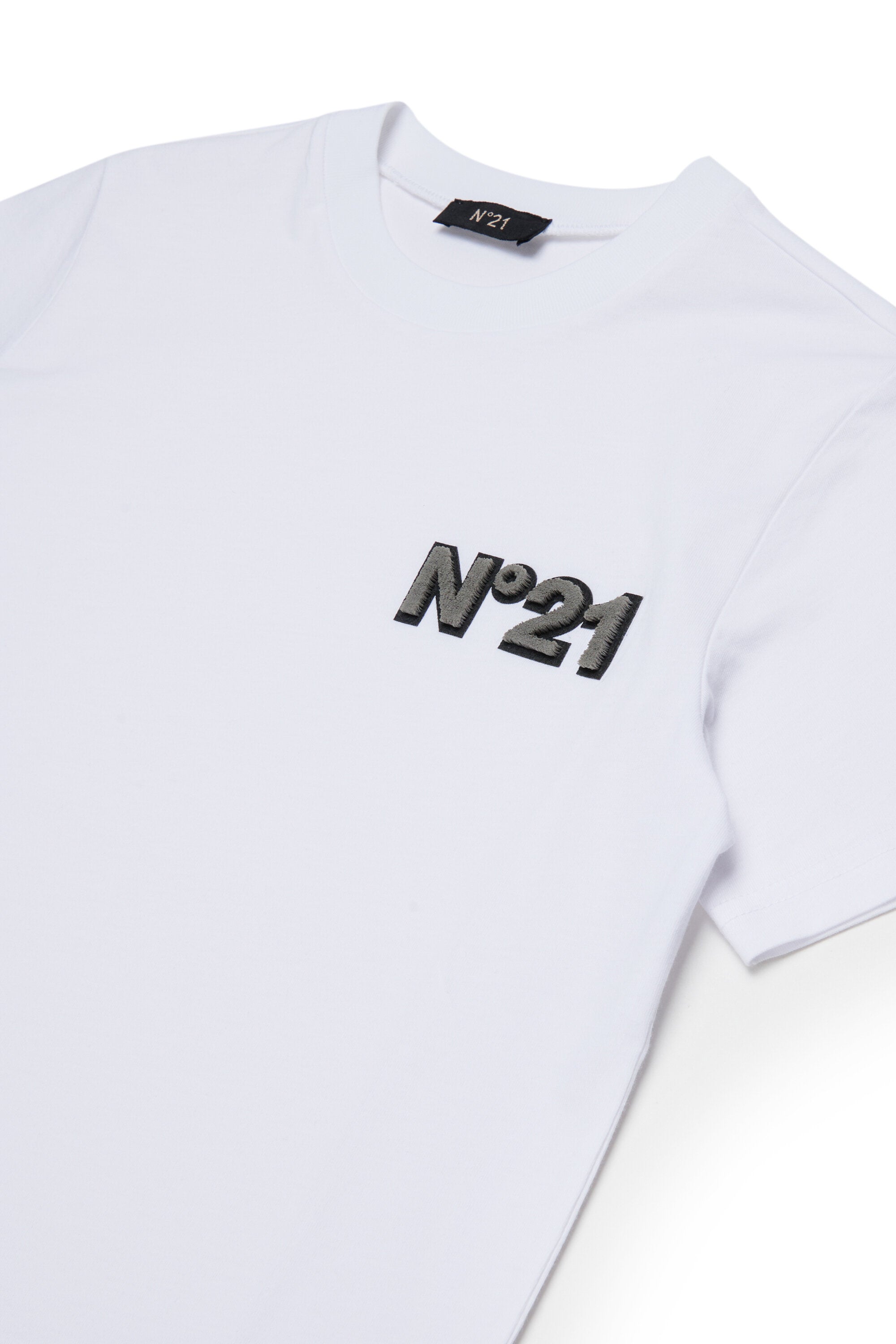 ロゴ入りTシャツ
