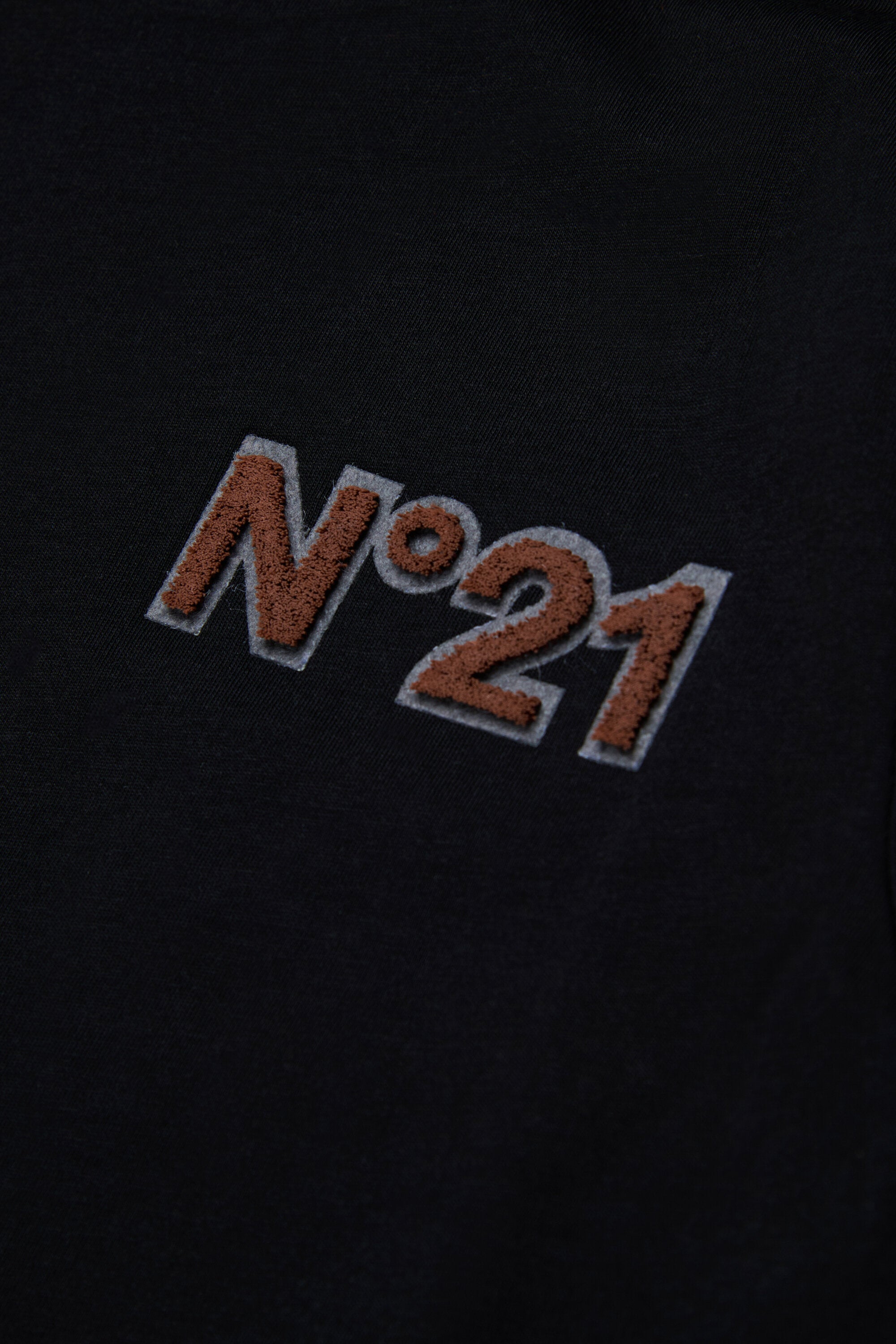 ロゴ入りTシャツ