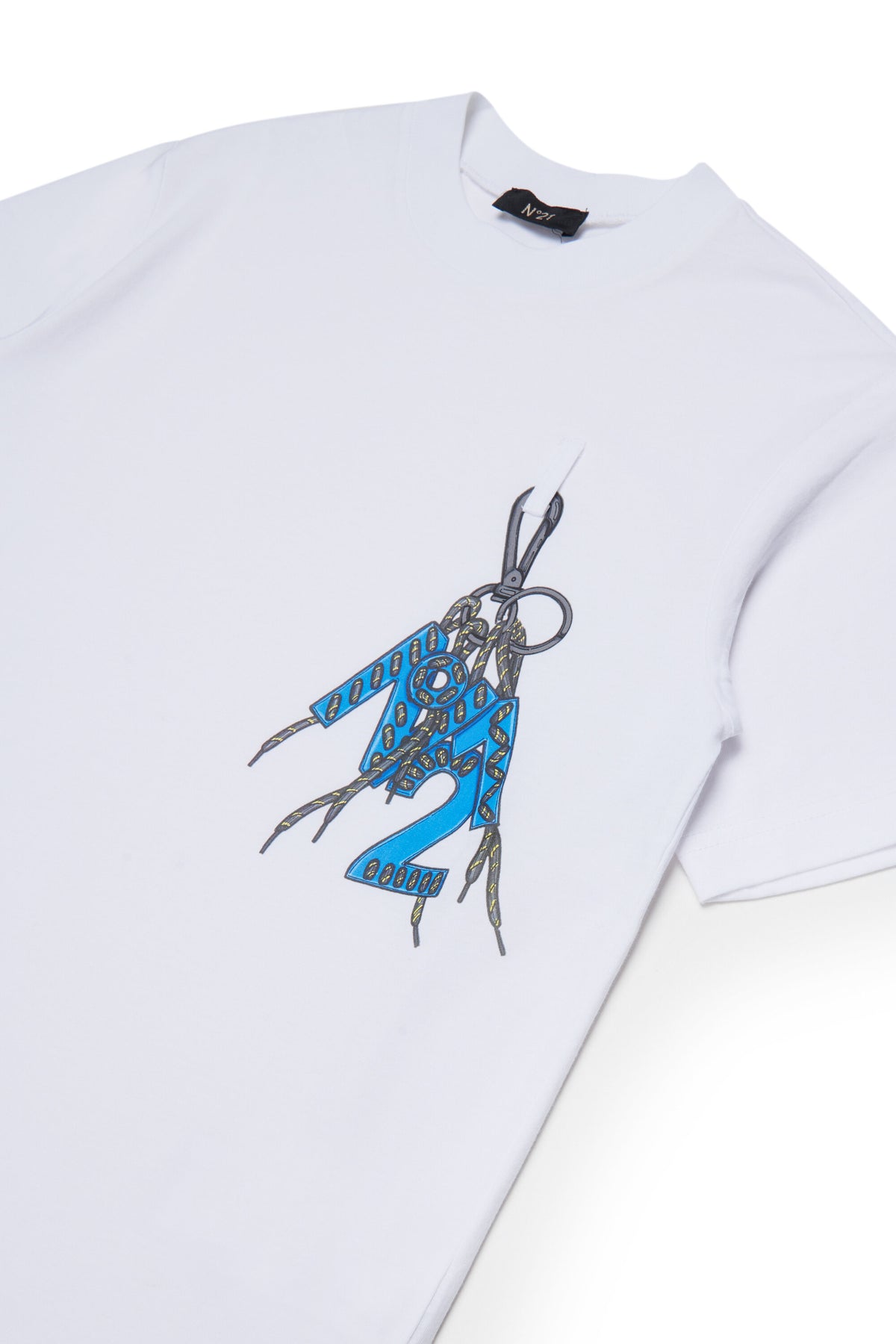 フロントにグラフィックプリントのTシャツ