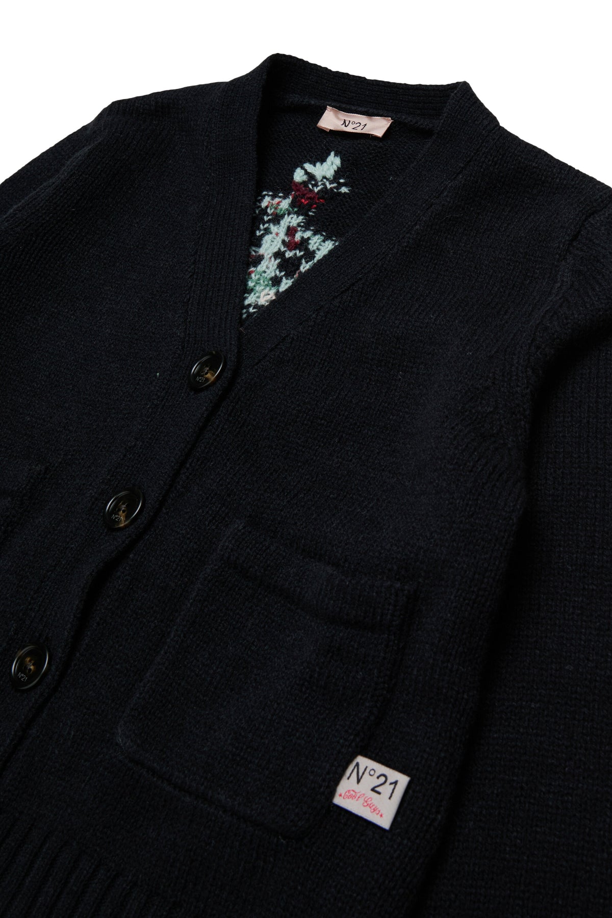 背面にフラワー刺繍が施されたカーディガン