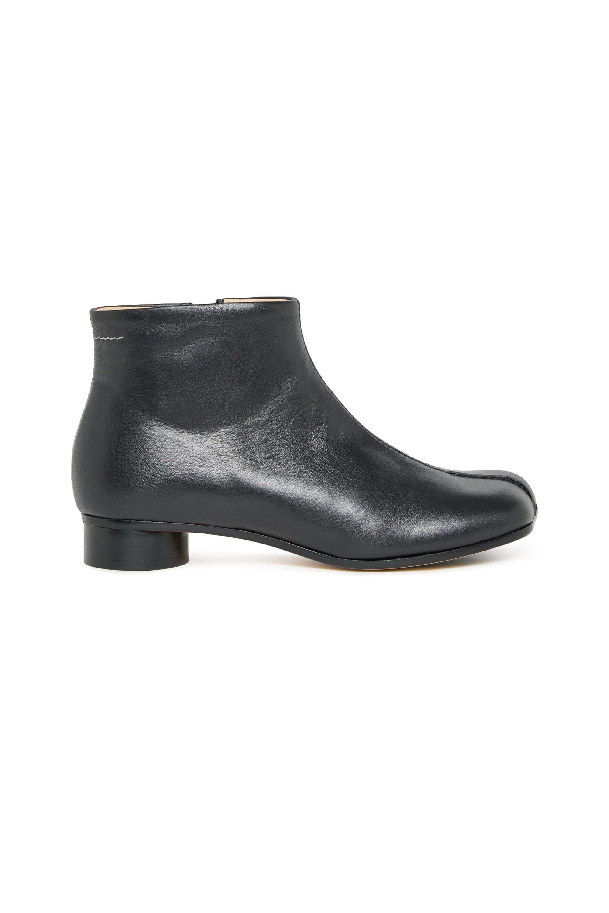 かかとのあるローレザーブーツ