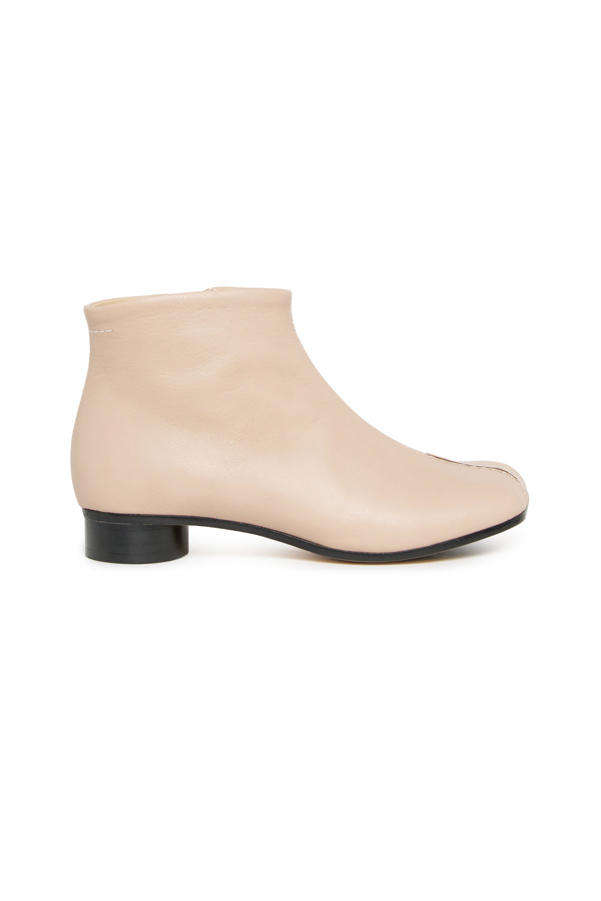 かかとのあるローレザーブーツ