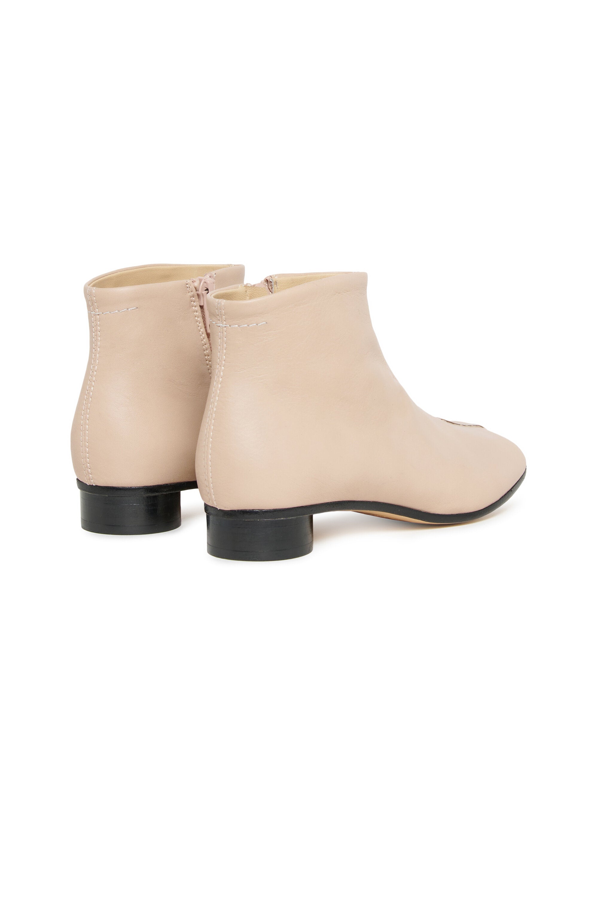 かかとのあるローレザーブーツ