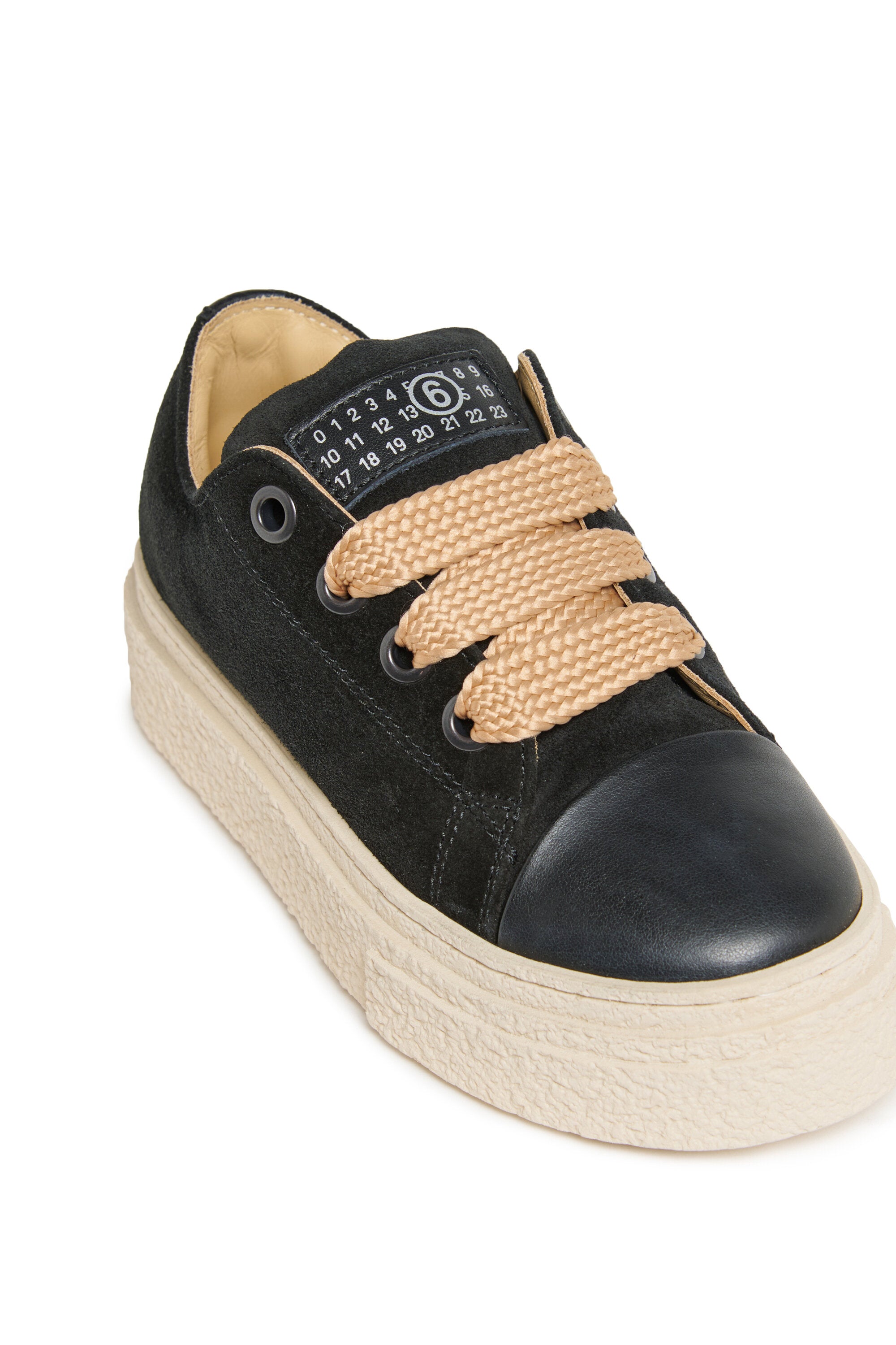 Low top sneakers with platform sole