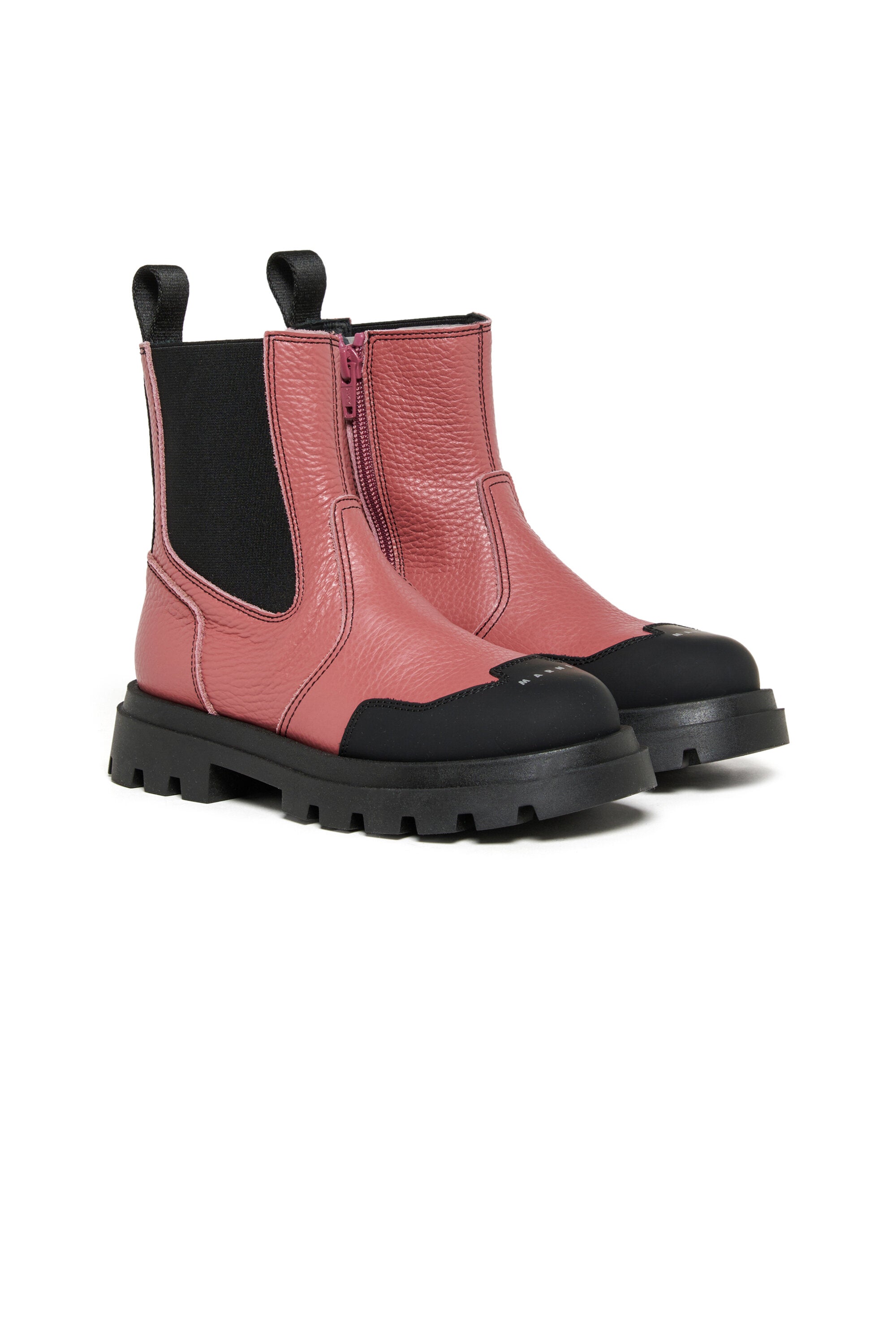 つま先にロゴ入りのチェルシー・ブーツ