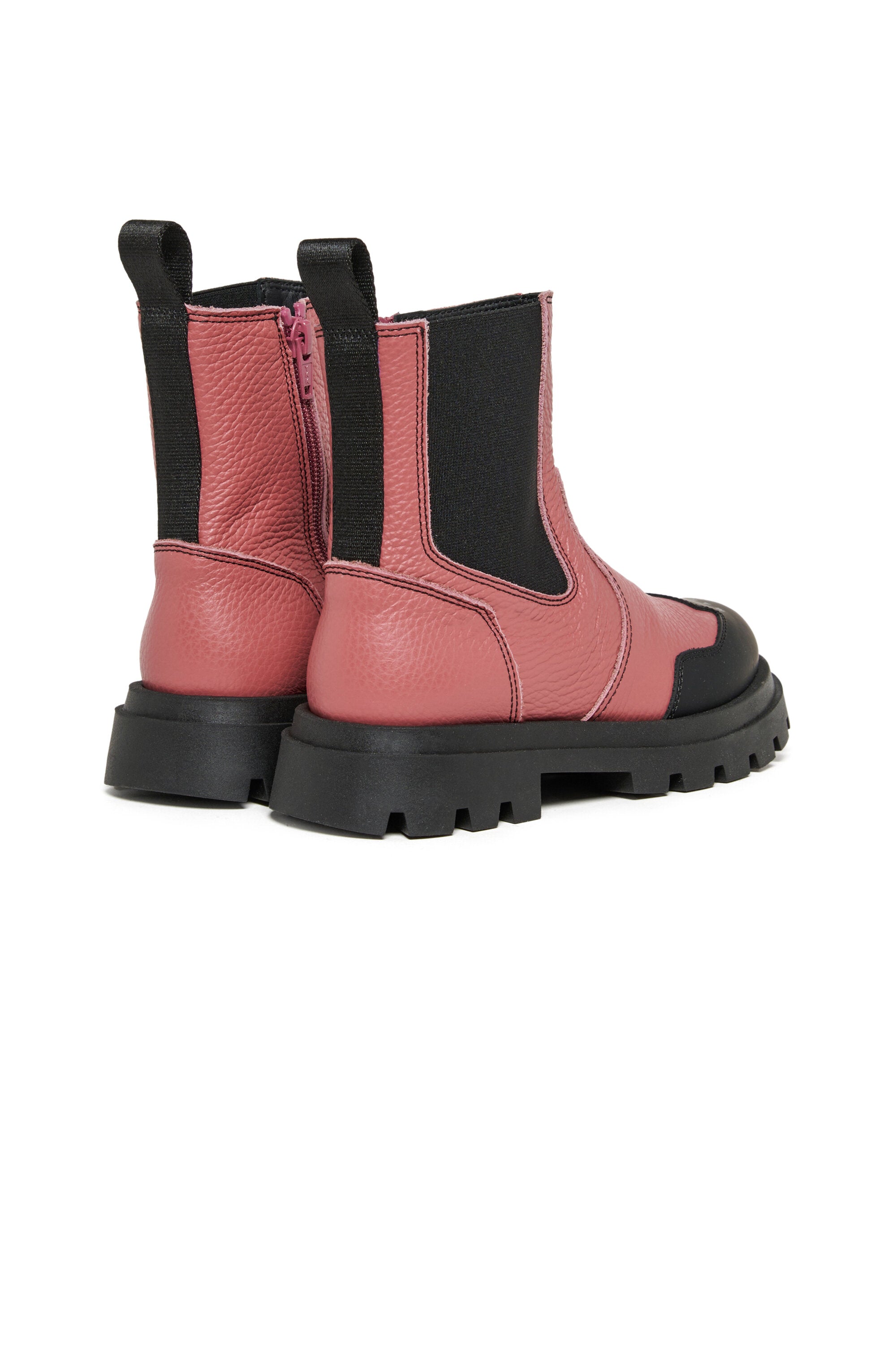 つま先にロゴ入りのチェルシー・ブーツ