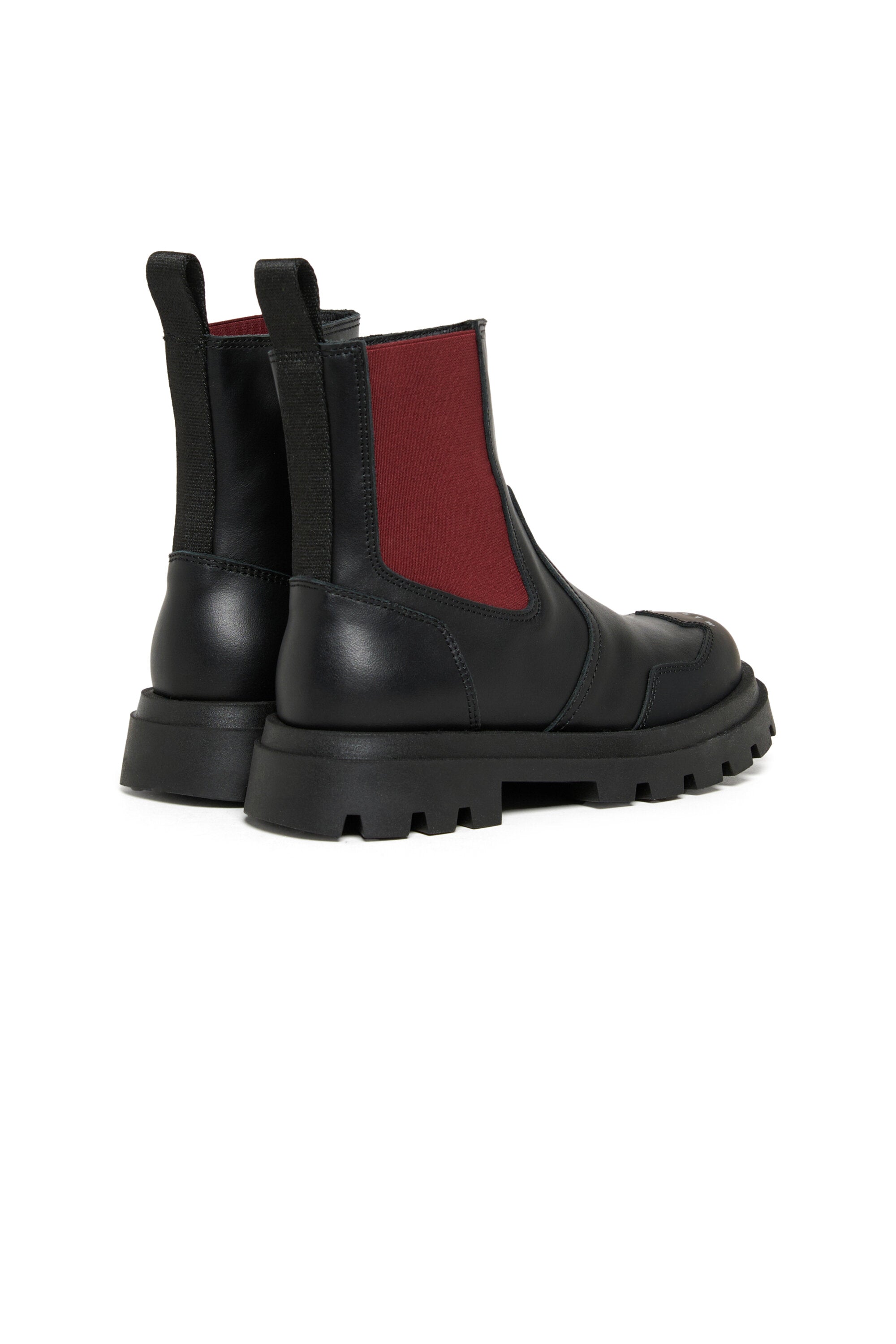 Chelsea boots with logo on the toe