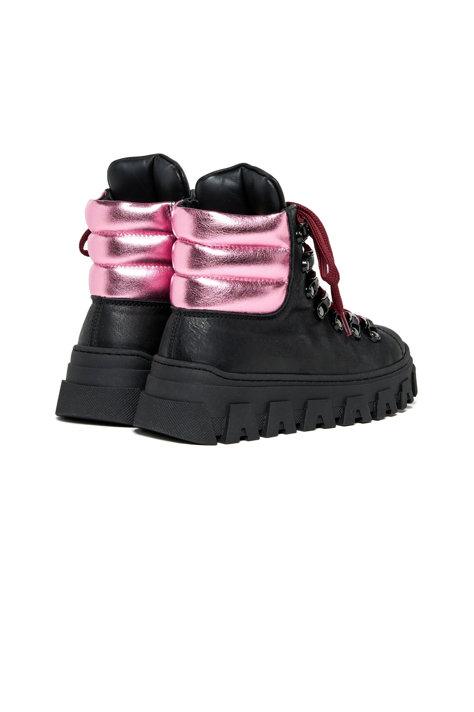 Hiking boots with contrasting collar