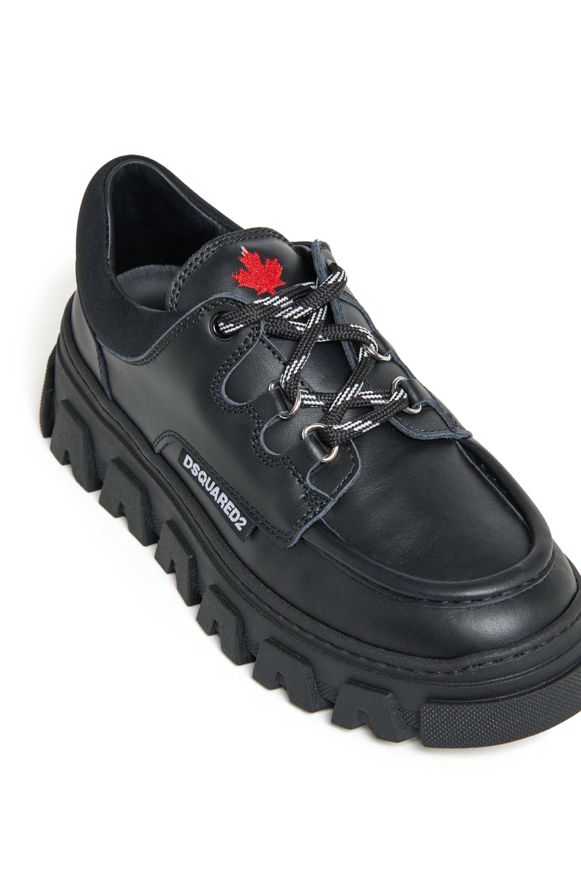 チャンキーソールの編み上げシューズ