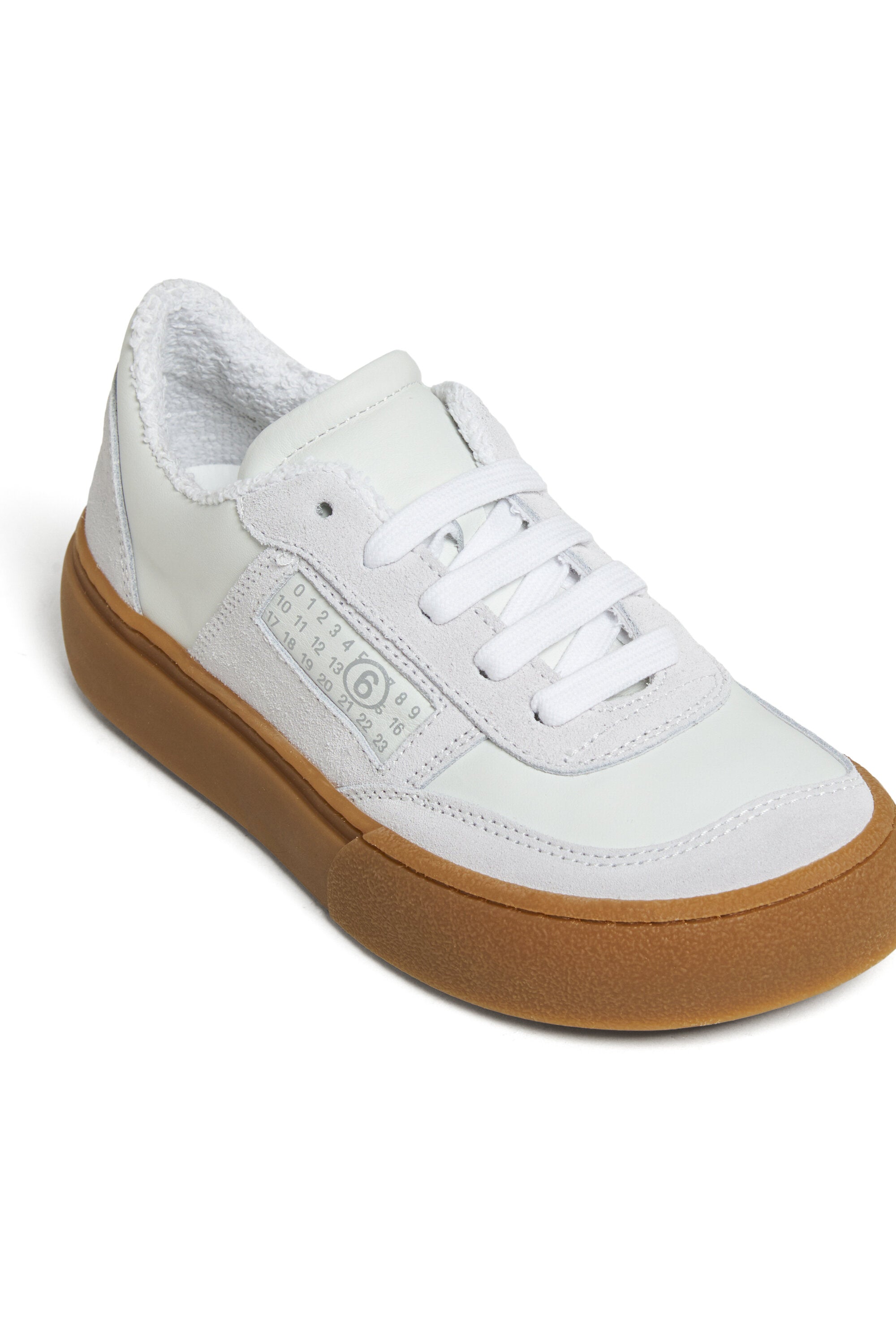 ロゴ入りスニーカー