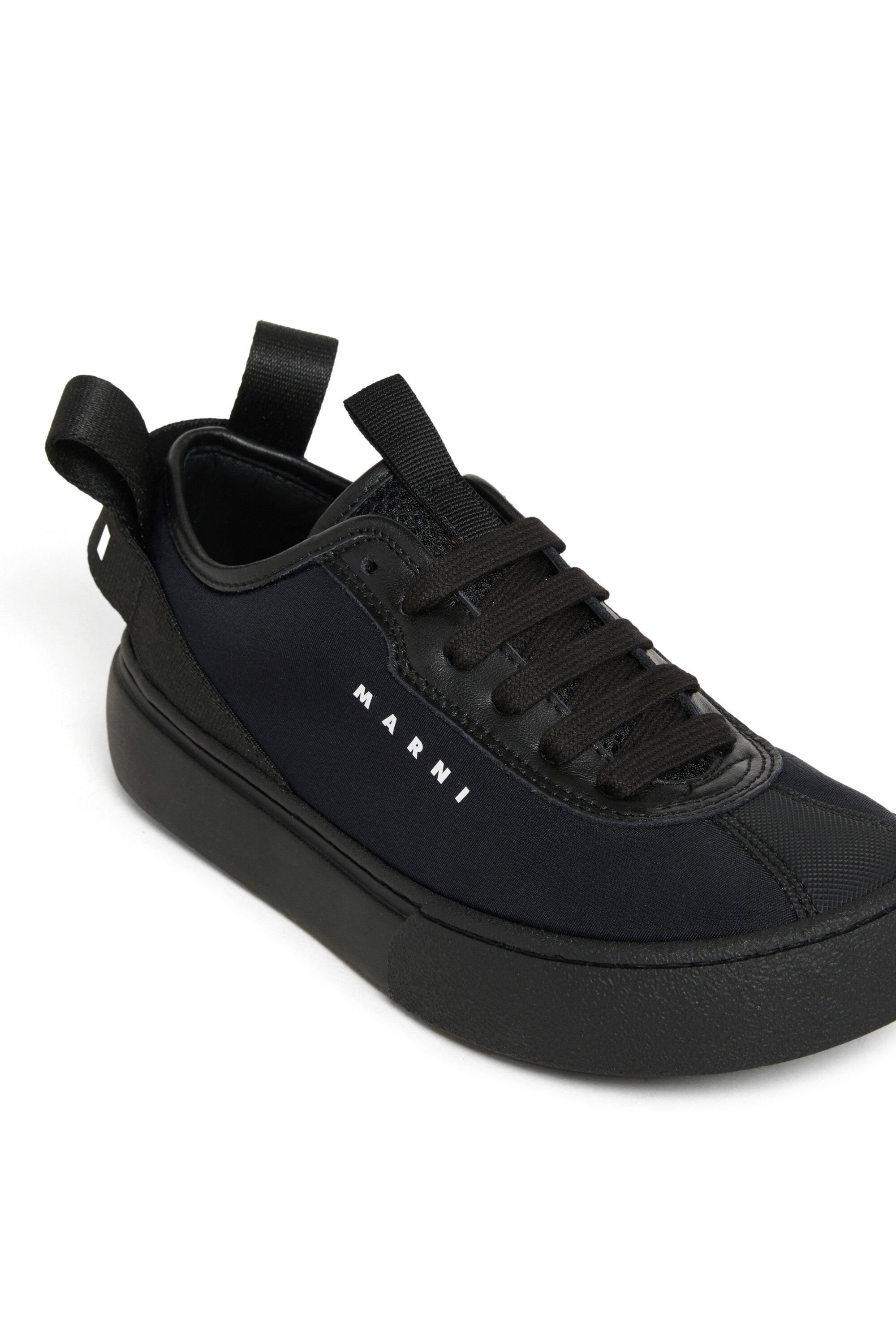 ロゴ入りスニーカー