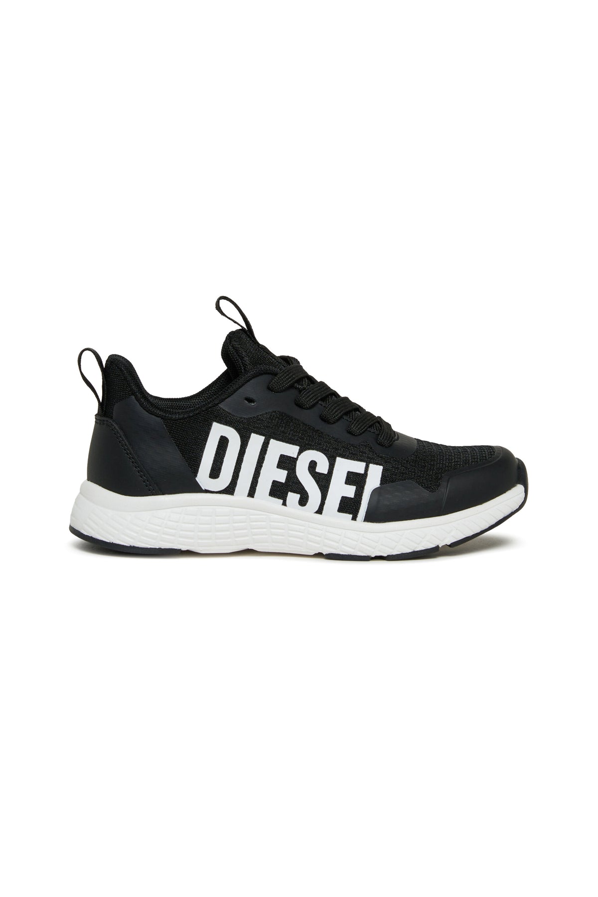 Sneakers with contrasting logo
