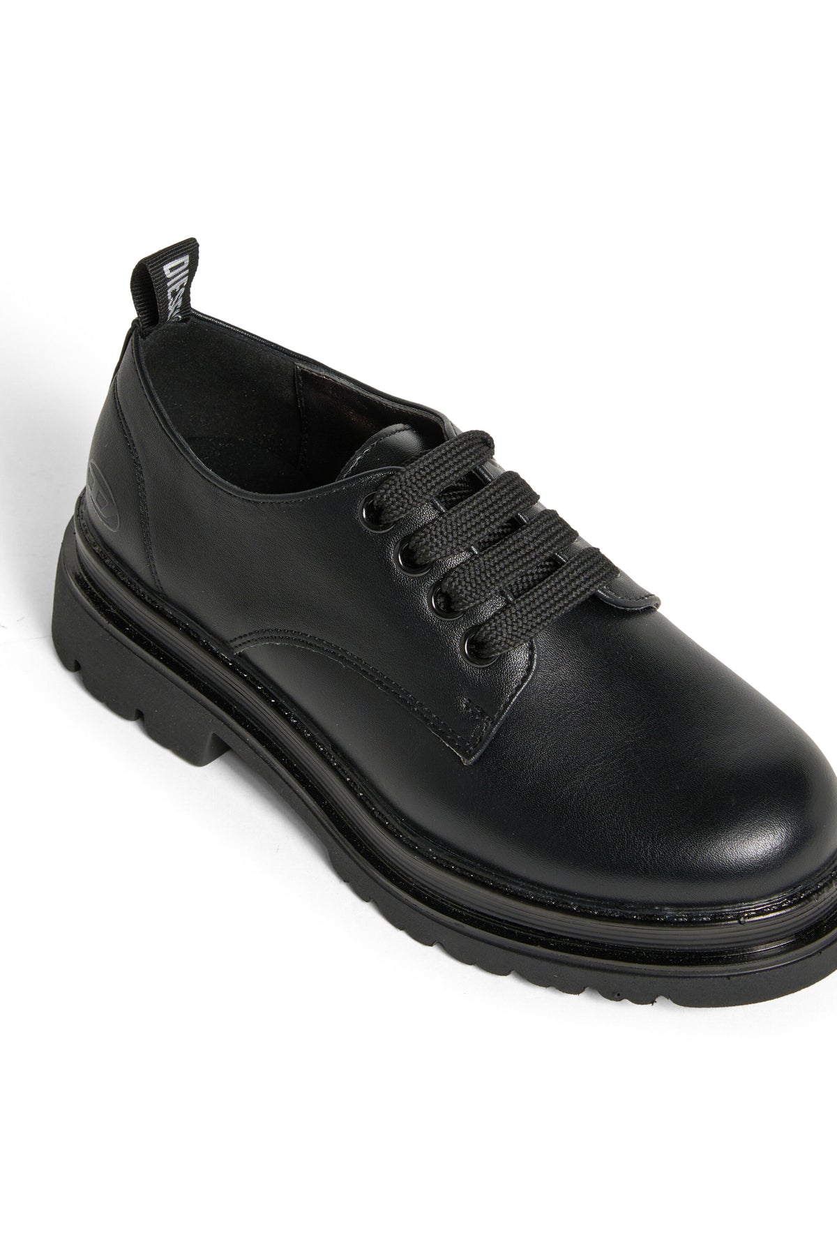 Lace-up shoe with logo