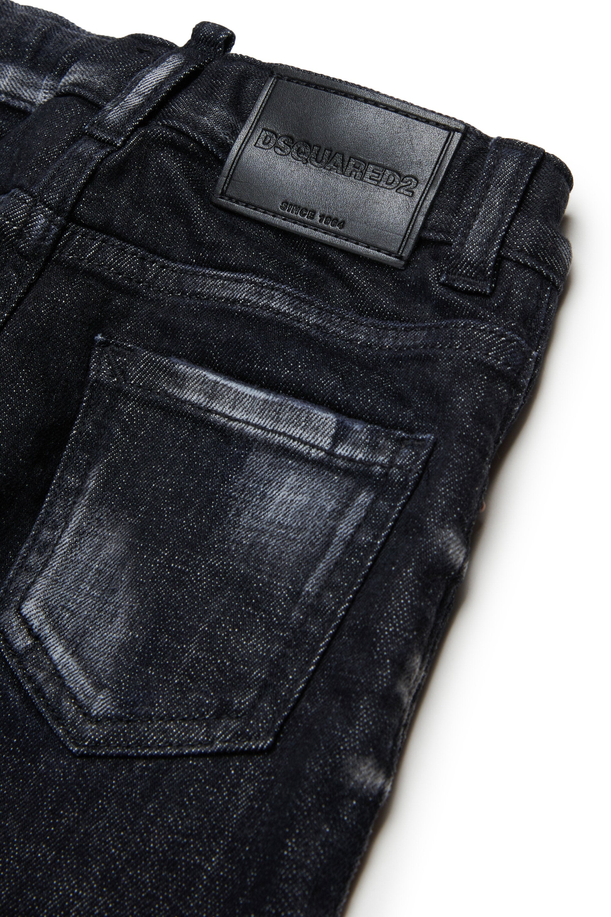 色あせた黒いジーンズ