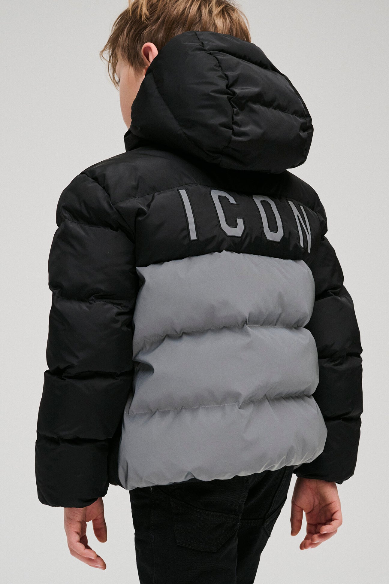 ツートーンの背中とアイコンのロゴが入った光沢のあるパッド入りジャケット 