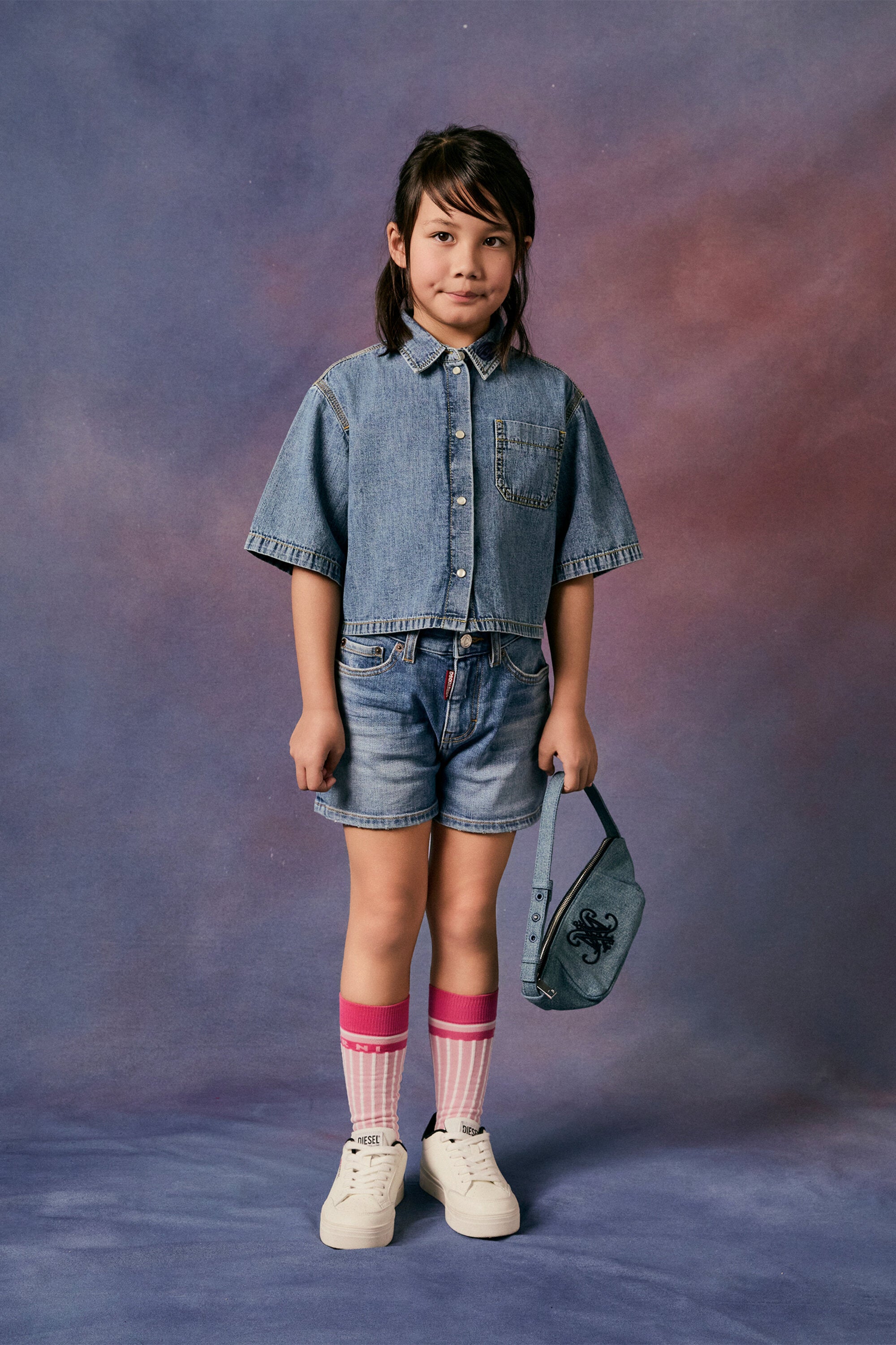 擦り傷のあるミディアムブルーのデニムショーツ