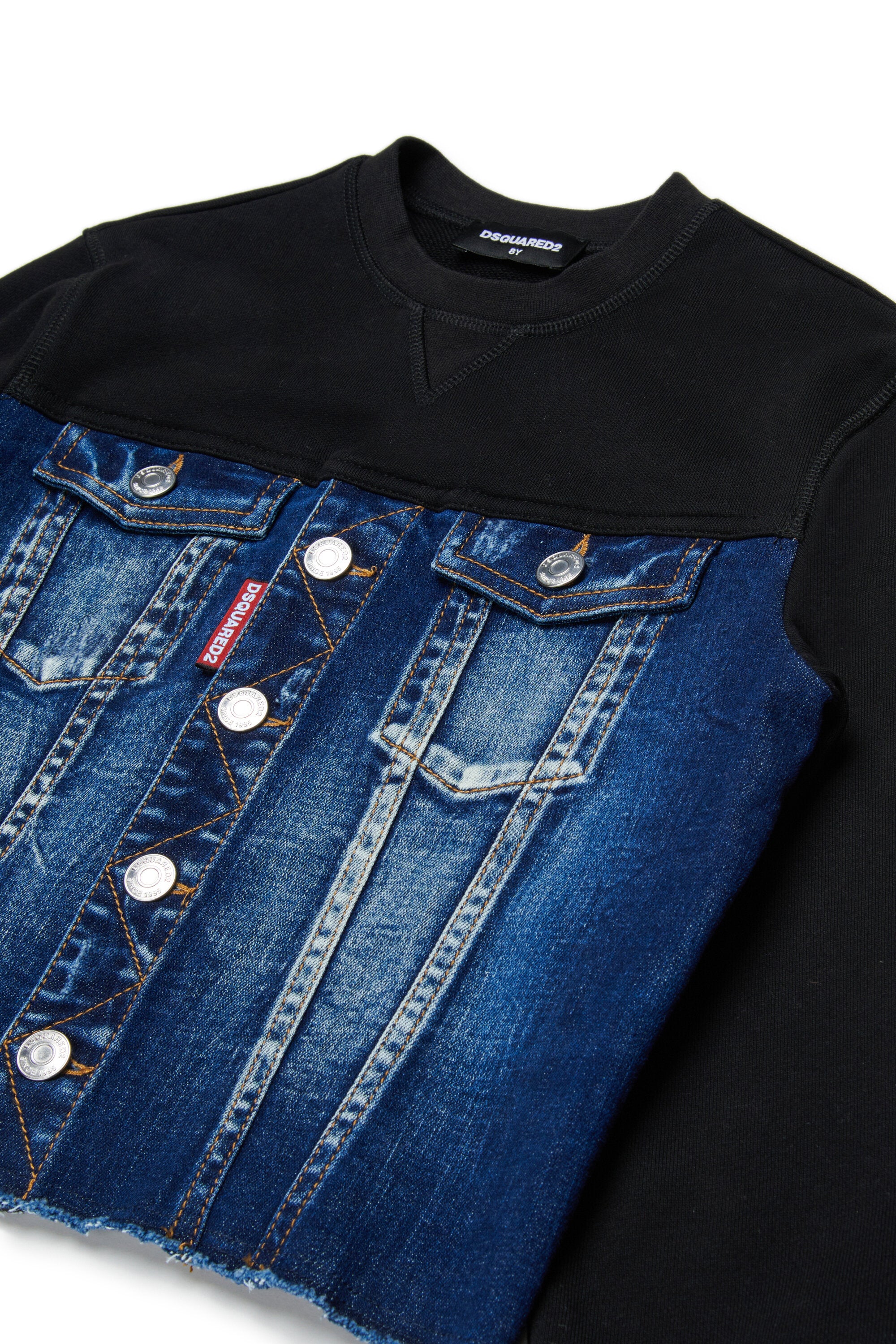 胸元にデニムをあしらったクルーネックスウェットシャツ