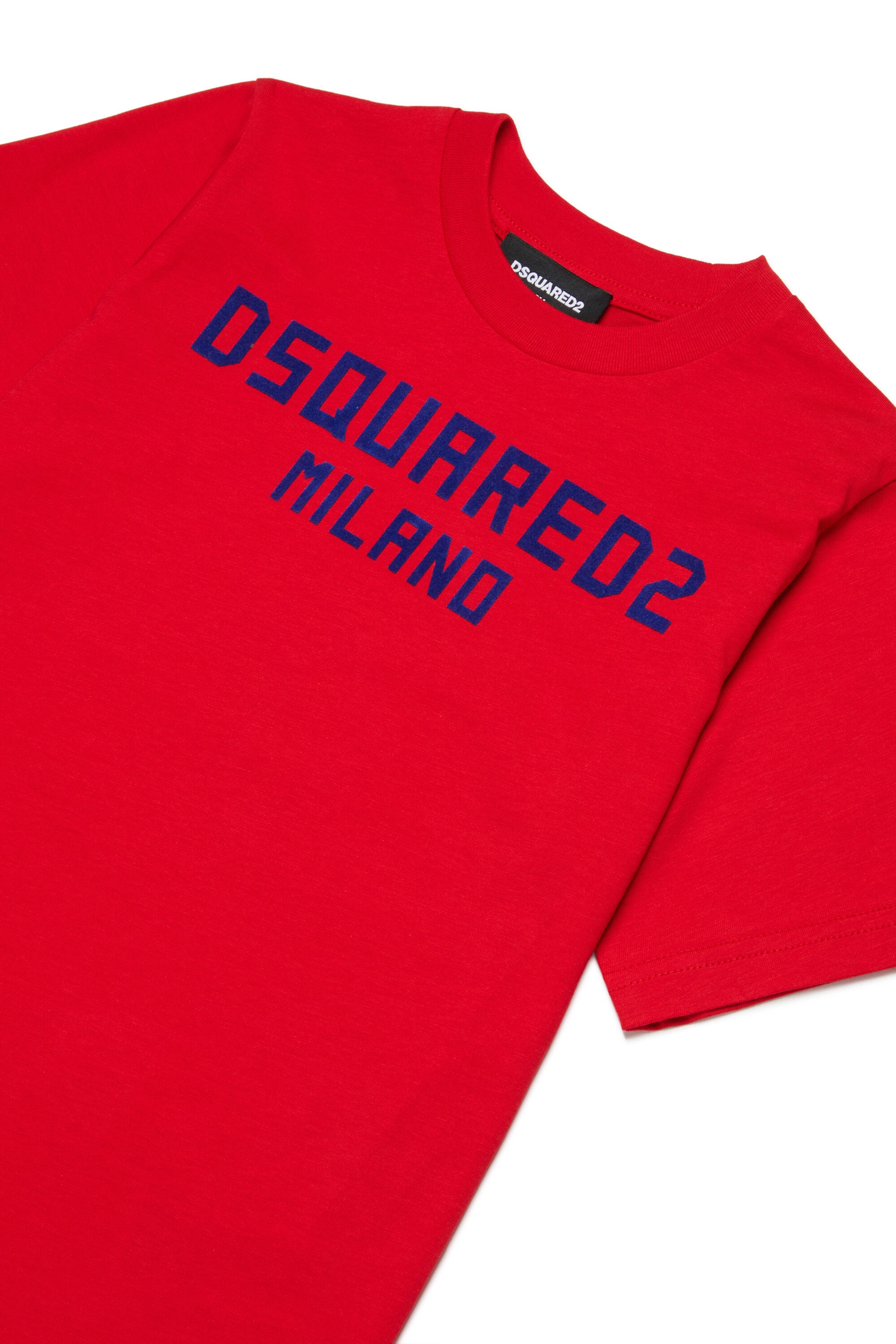 胸元にロゴがプリントされたTシャツ