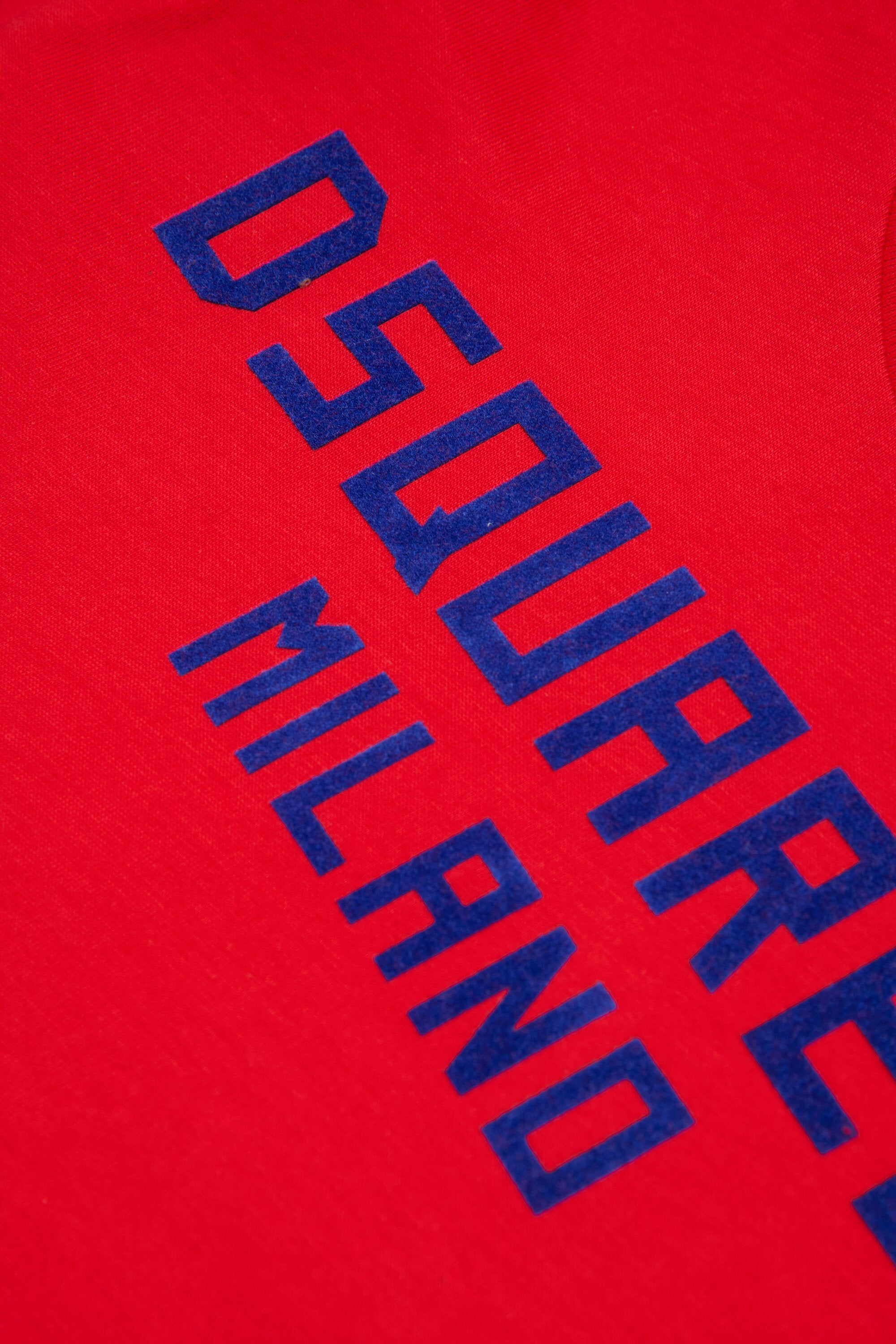 胸元にロゴがプリントされたTシャツ