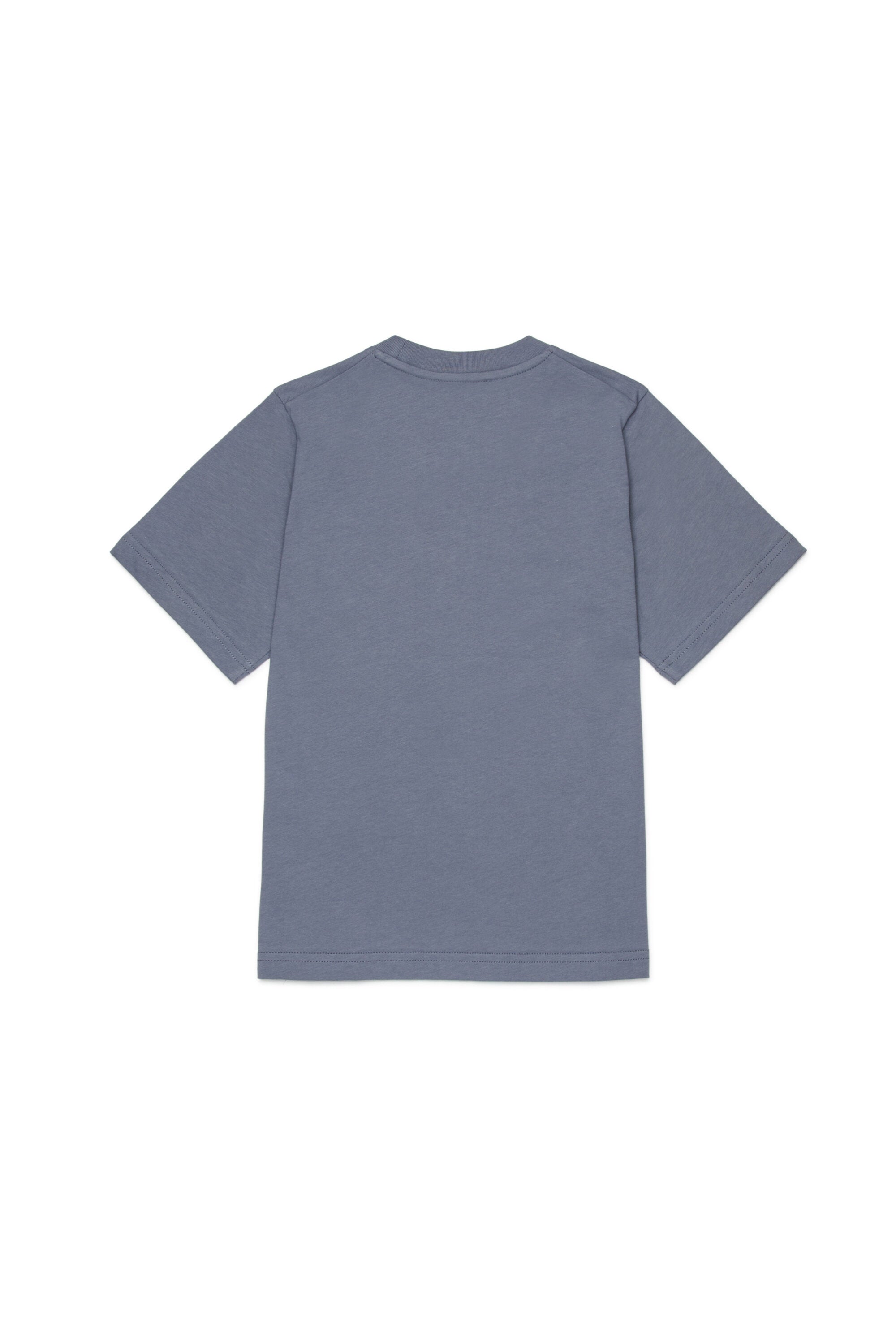 胸元にロゴがプリントされたTシャツ