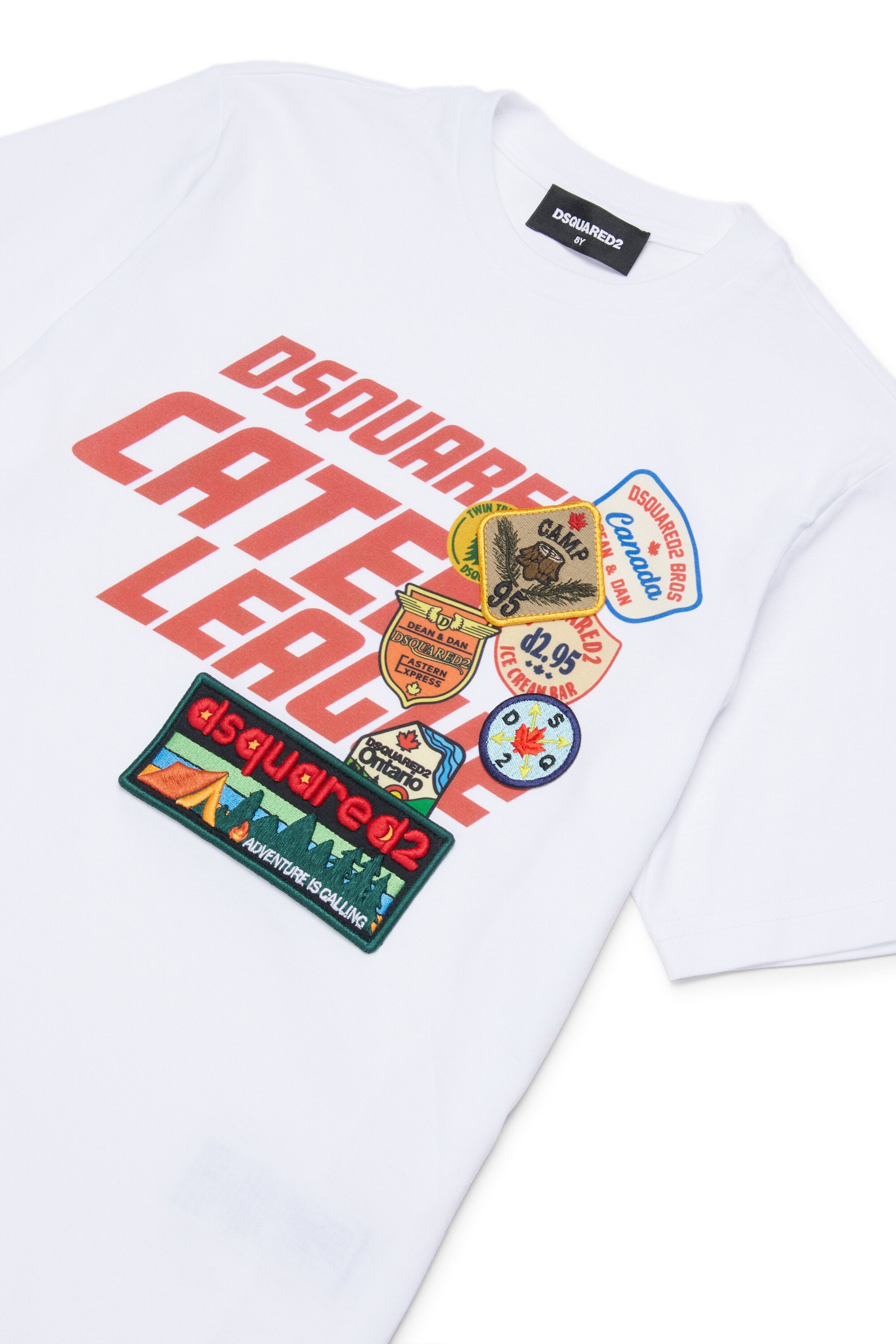 ロゴとパッチ付きTシャツ