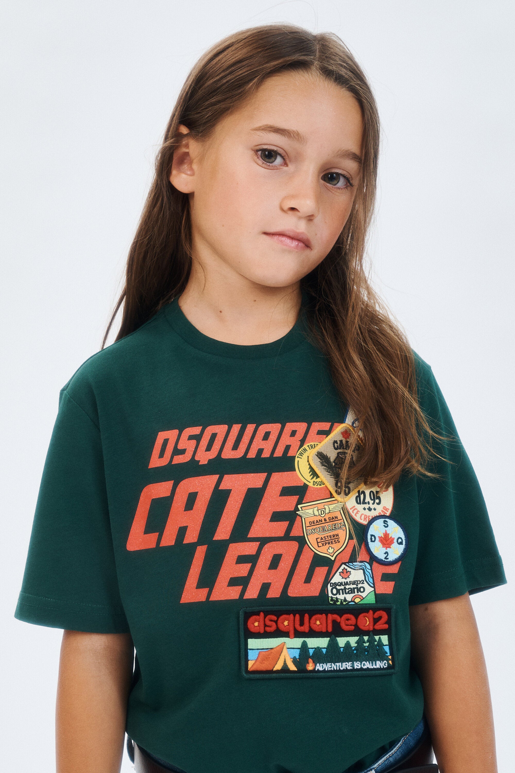 ロゴとパッチ付きTシャツ