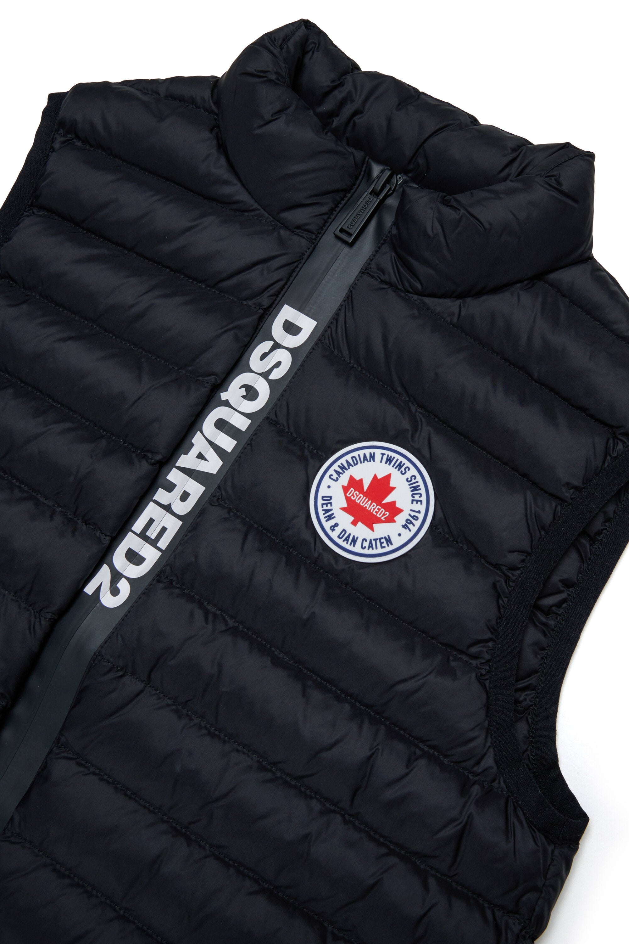 ロゴプリント入り中綿ベストジャケット