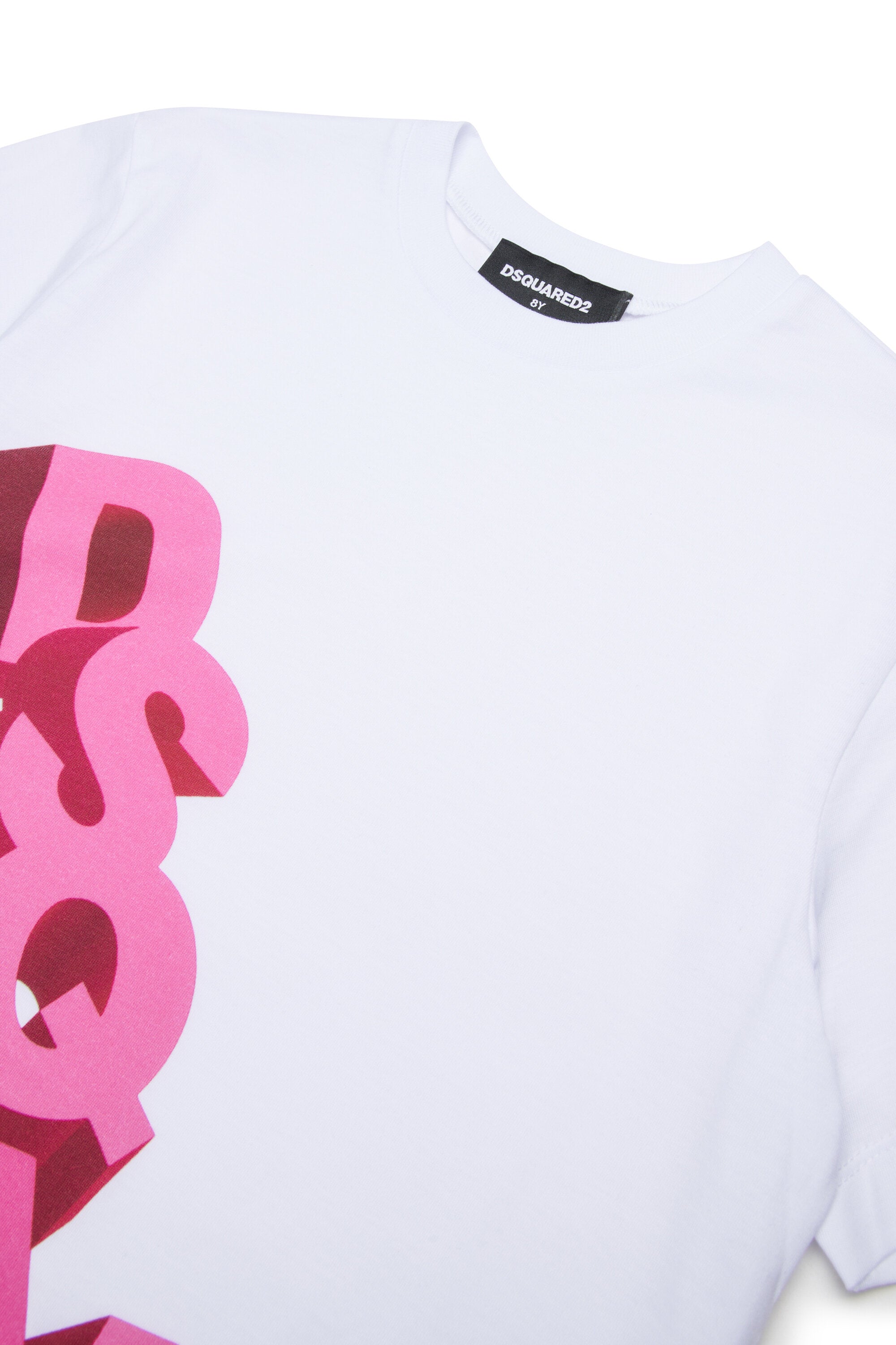 フロントにロゴ入りTシャツ