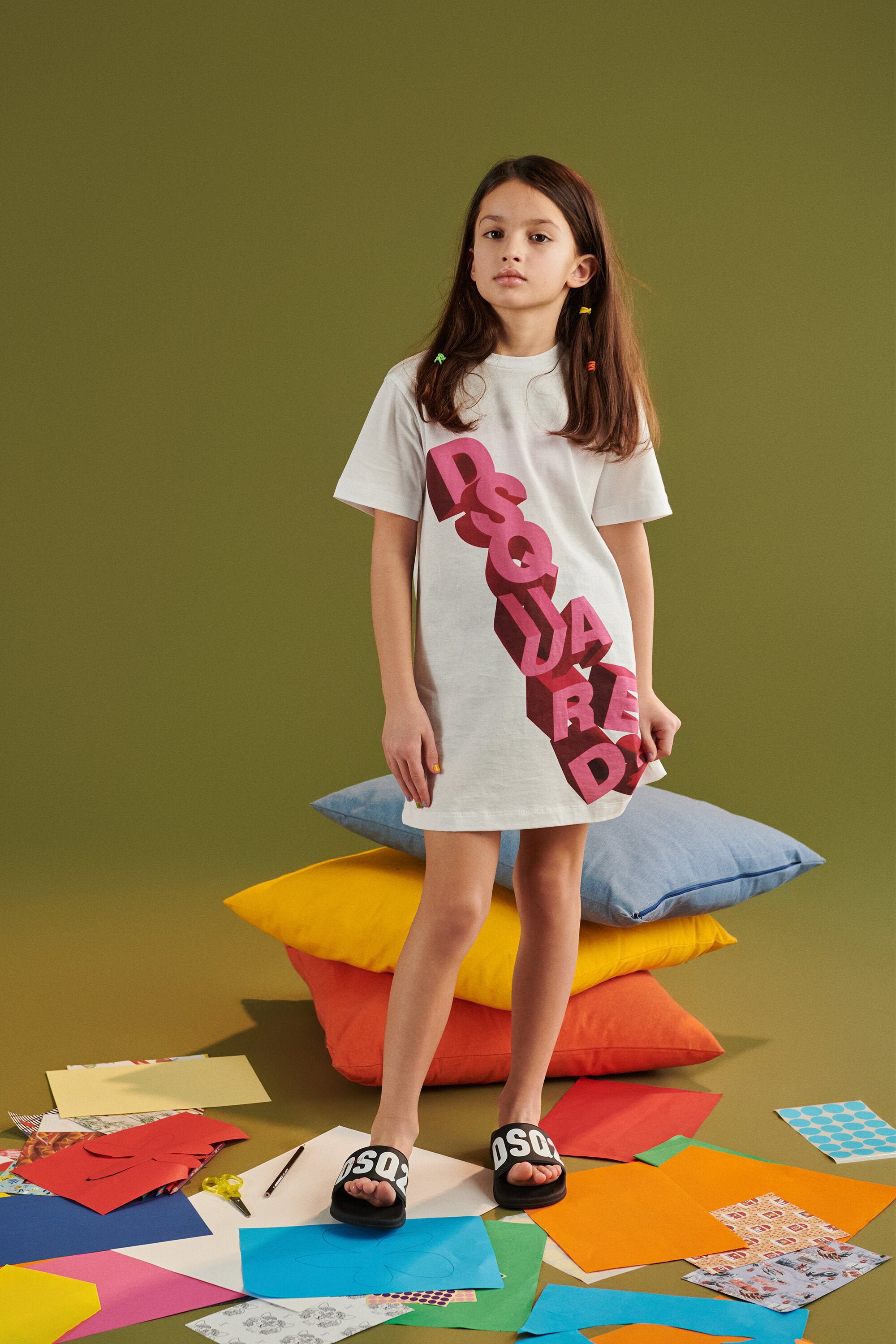 フロントにロゴ入りTシャツ