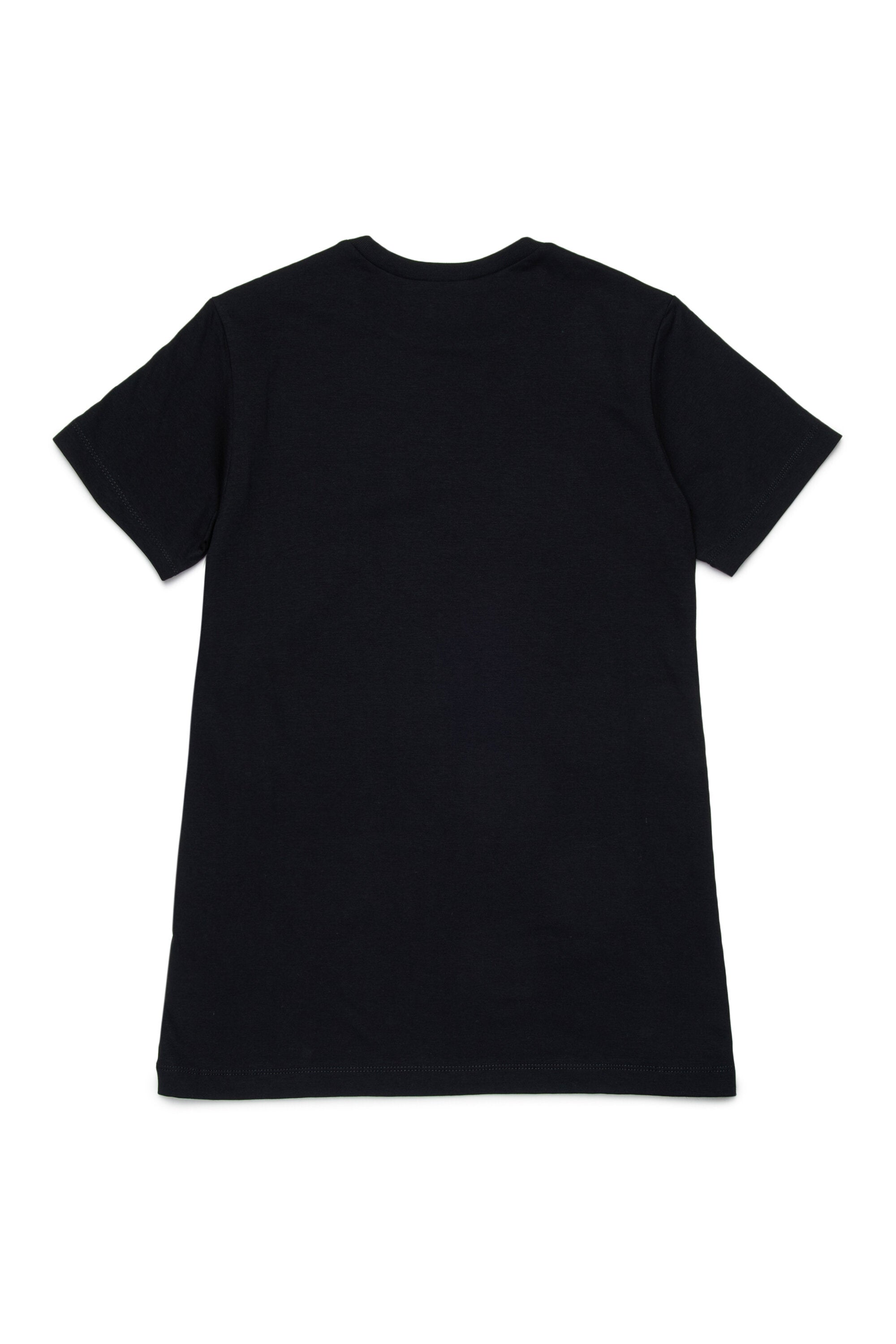 フロントにロゴ入りTシャツ