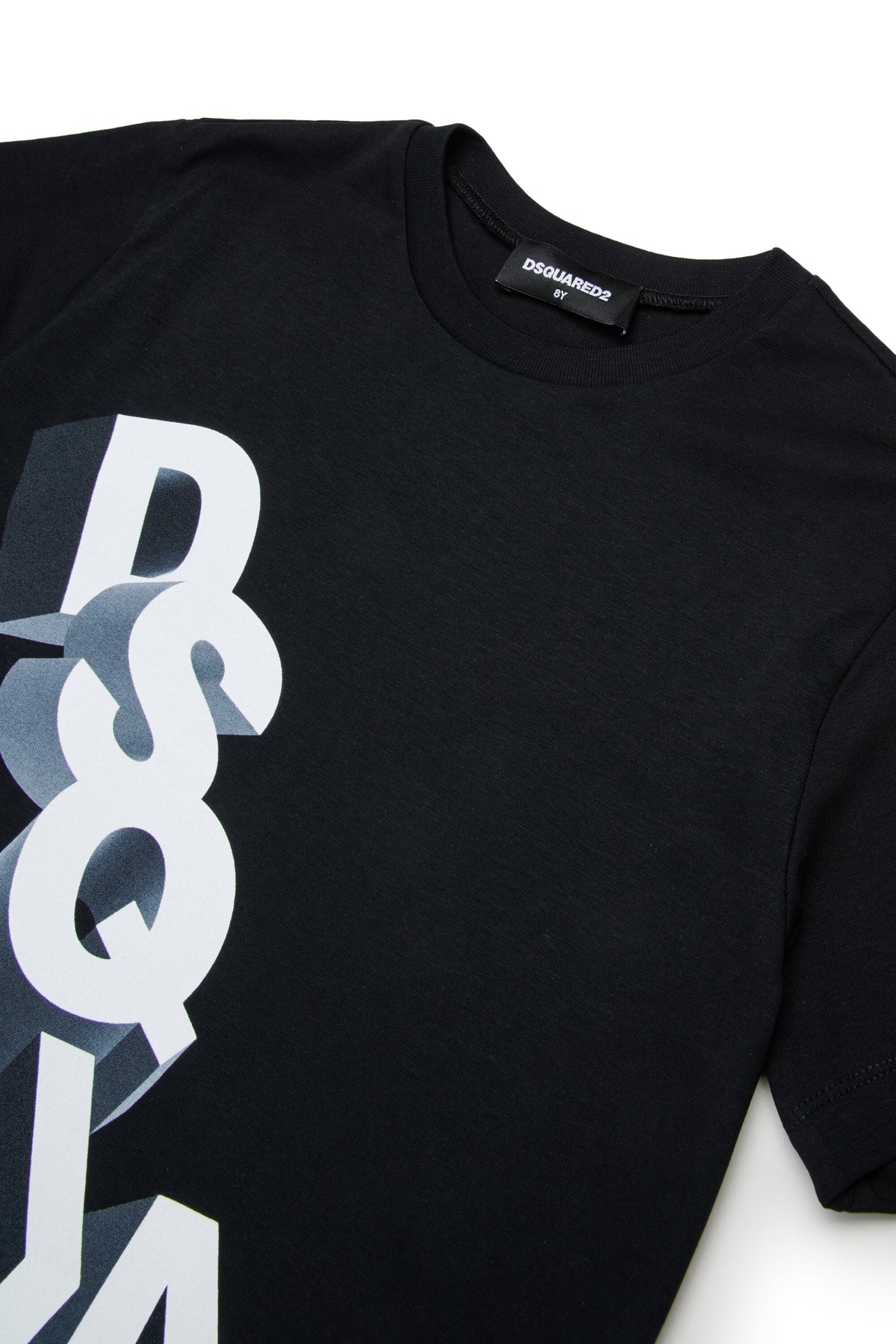 フロントにロゴ入りTシャツ