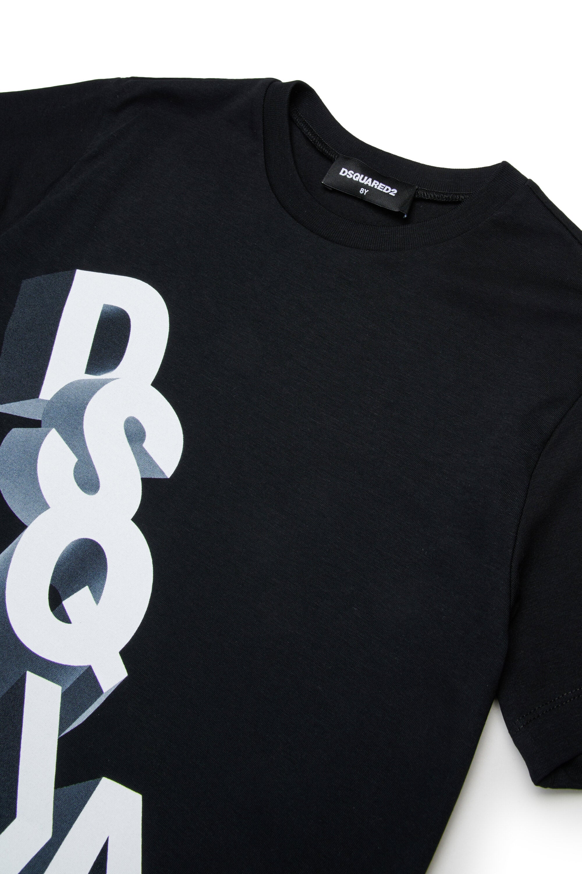 フロントにロゴ入りTシャツ