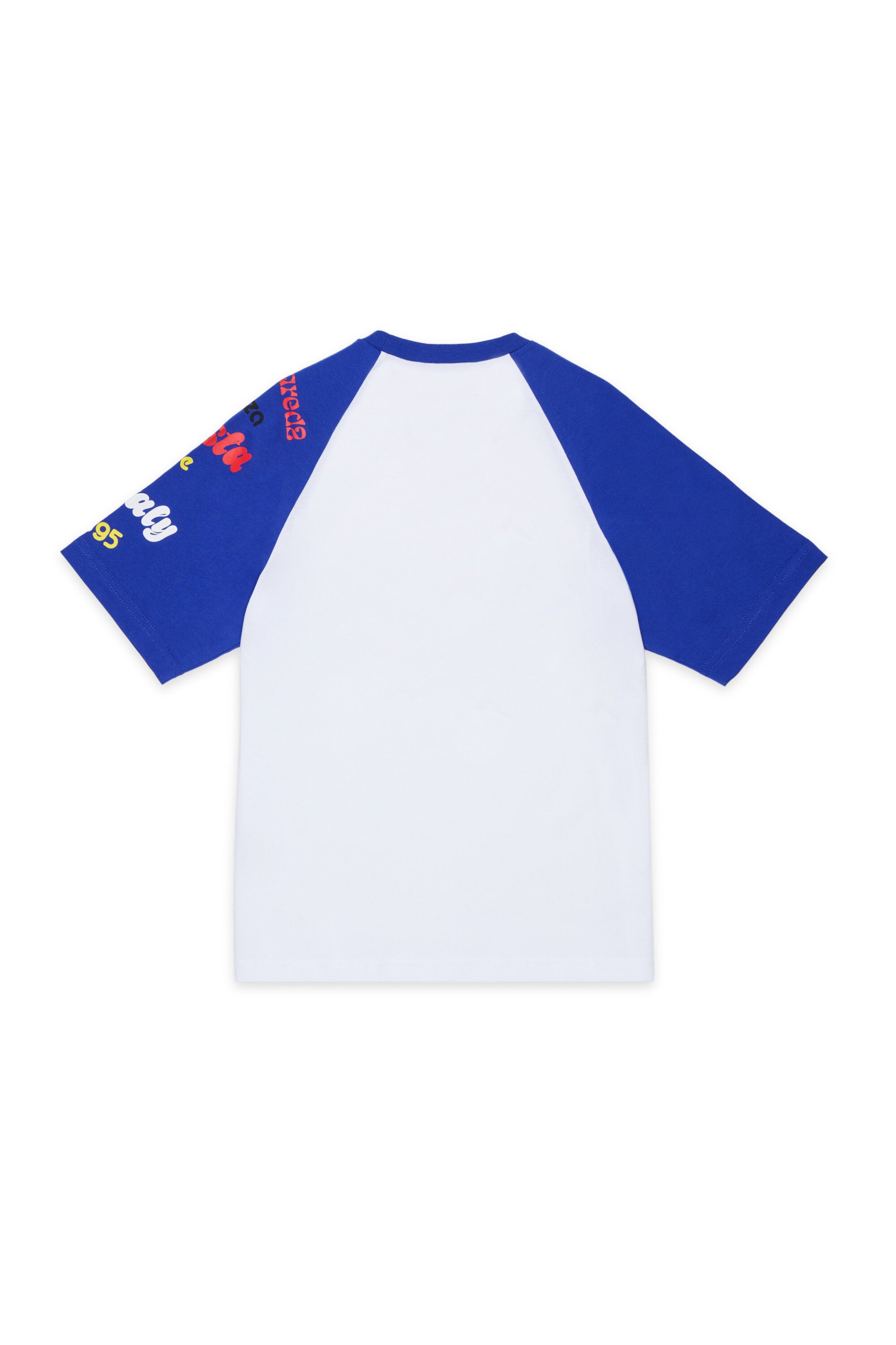 胸元にロゴ入りTシャツ