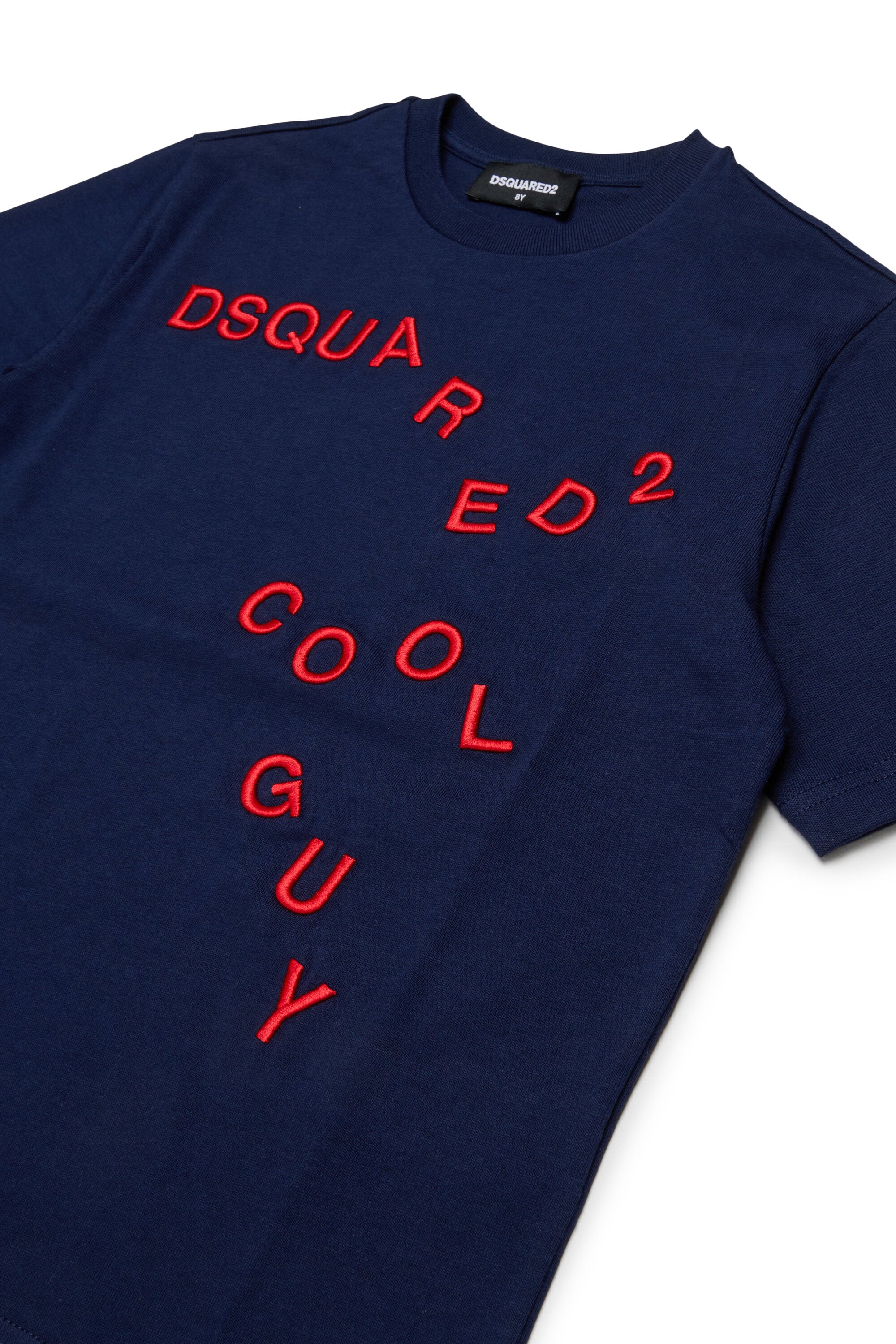 フロントにロゴ刺繍を施したTシャツ