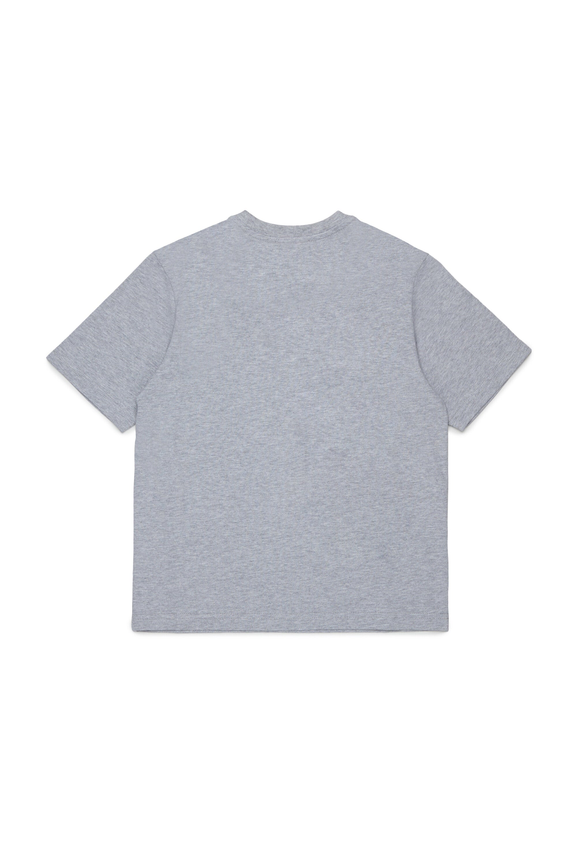 フロントにロゴ刺繍を施したTシャツ