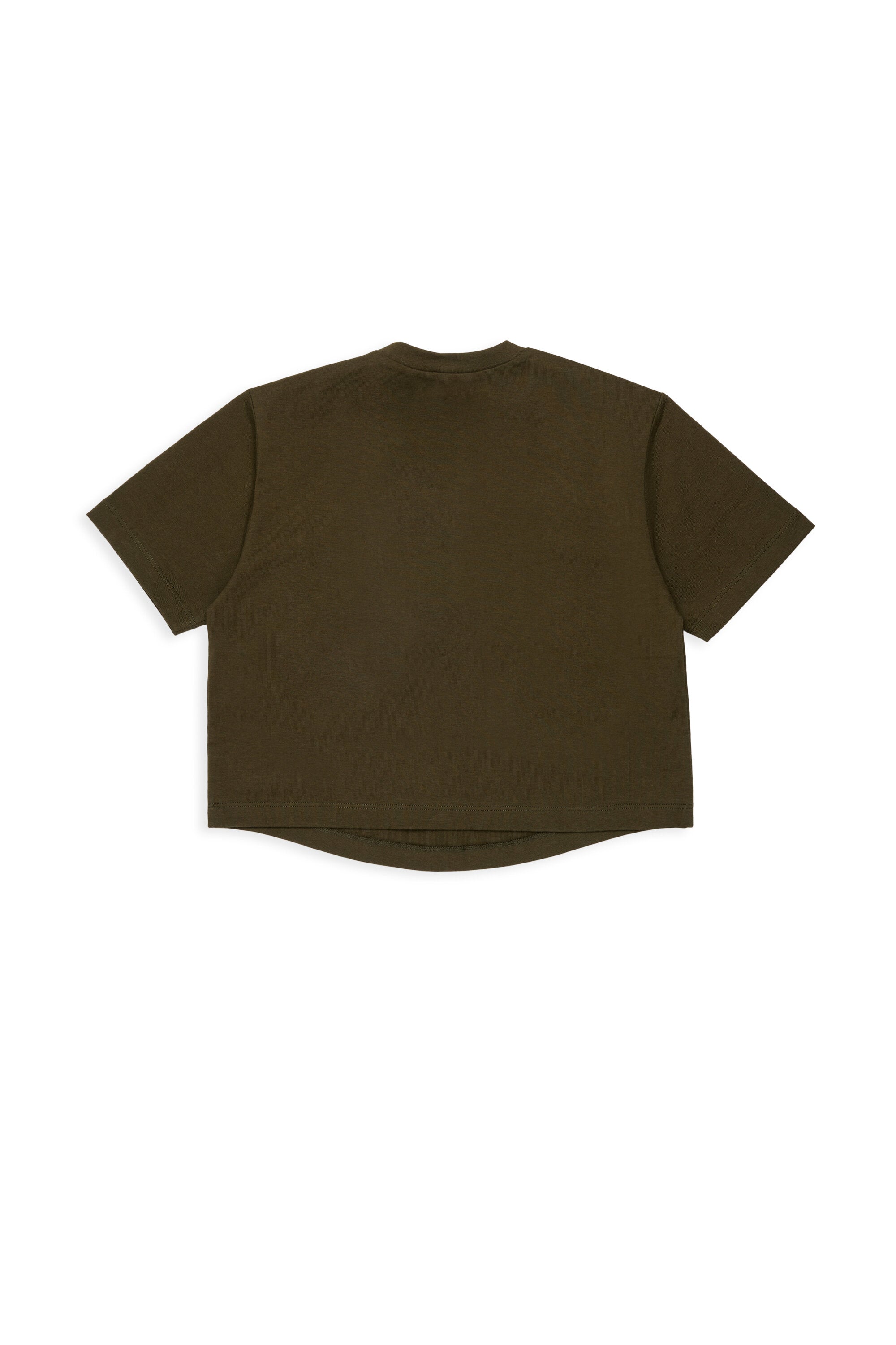 胸ポケットとロゴ付きTシャツ