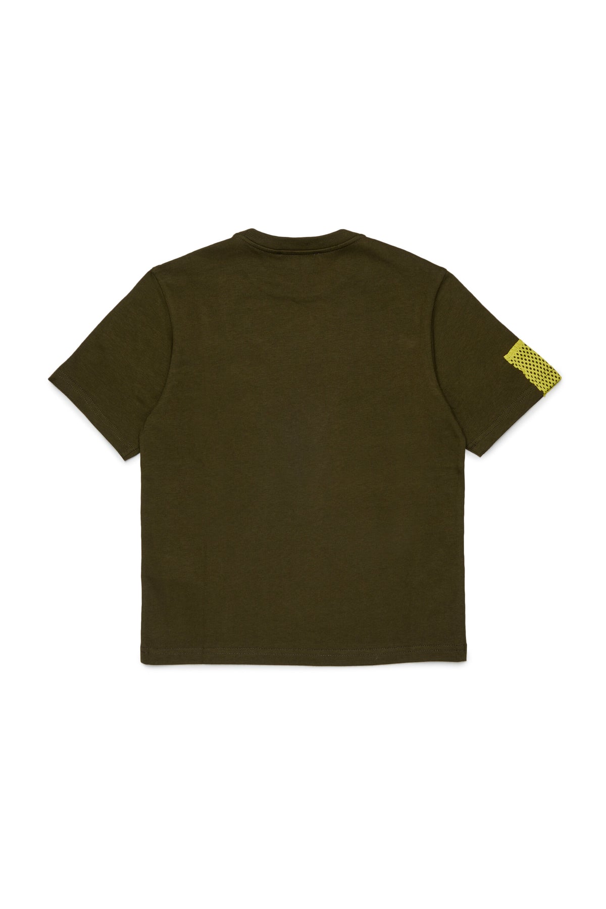 胸にロゴ付きTシャツ