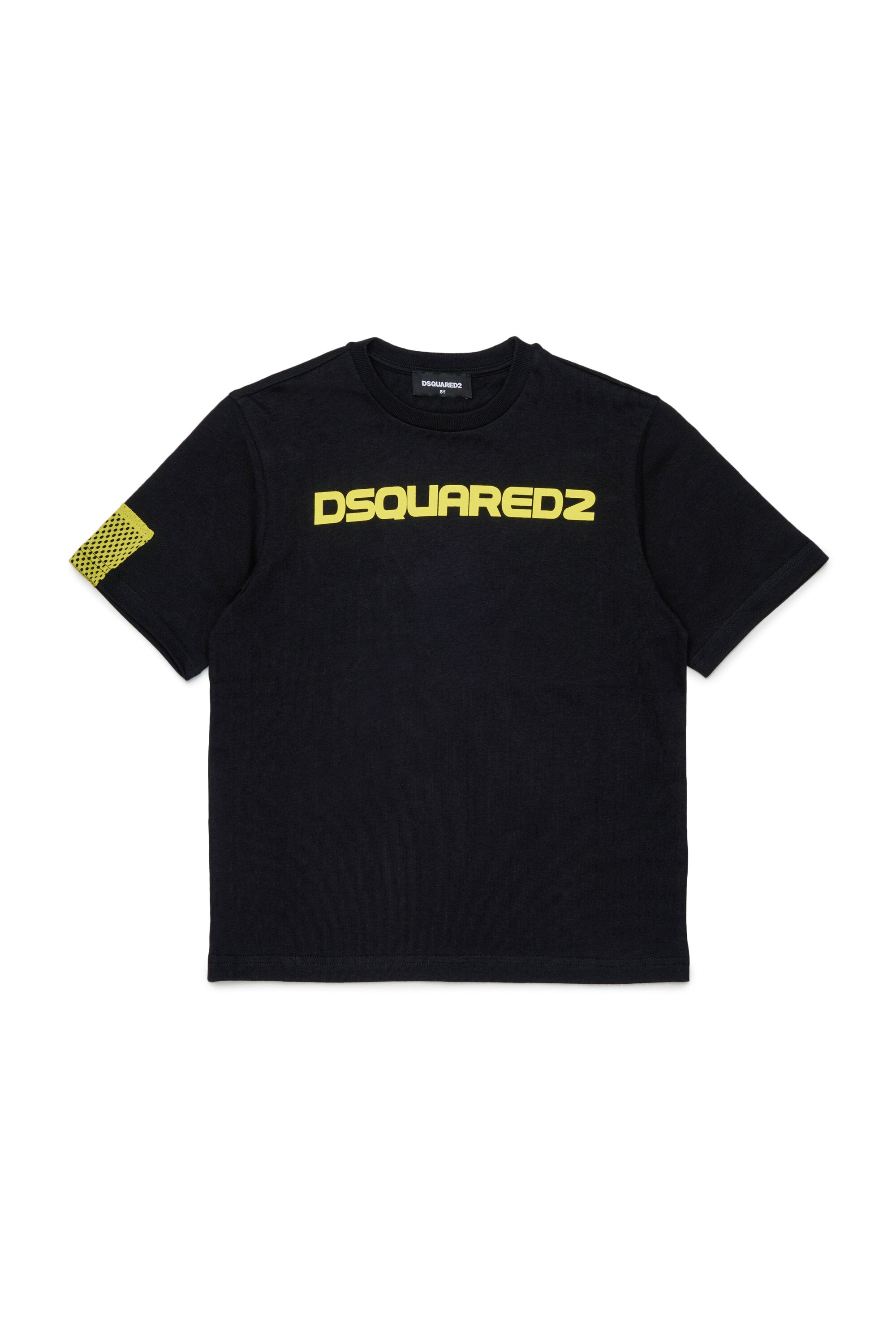胸にロゴ付きTシャツ
